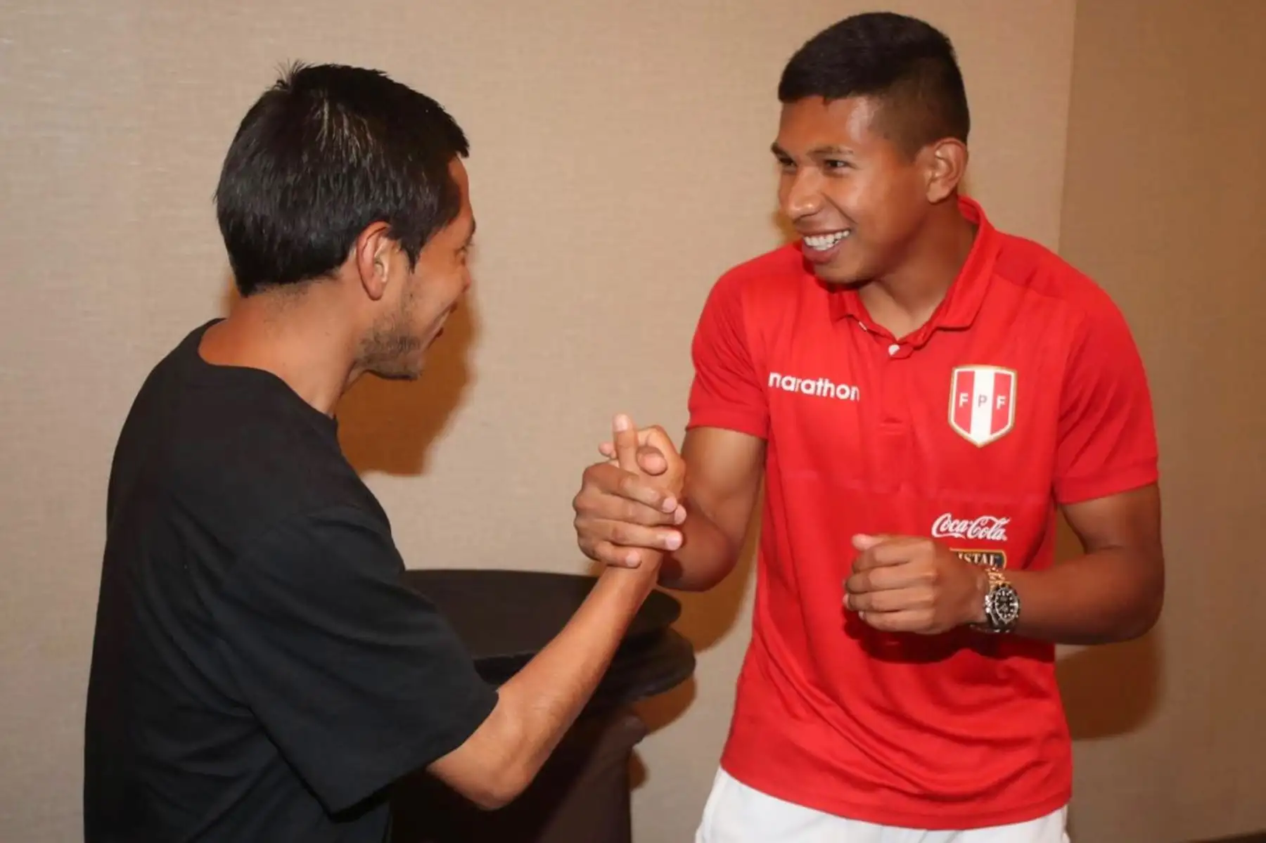 Christian Pacheco, medallistas de oro de los Juegos Panamericanos Lima 2019 con el futbolista Edison Flores.  Foto: FPF