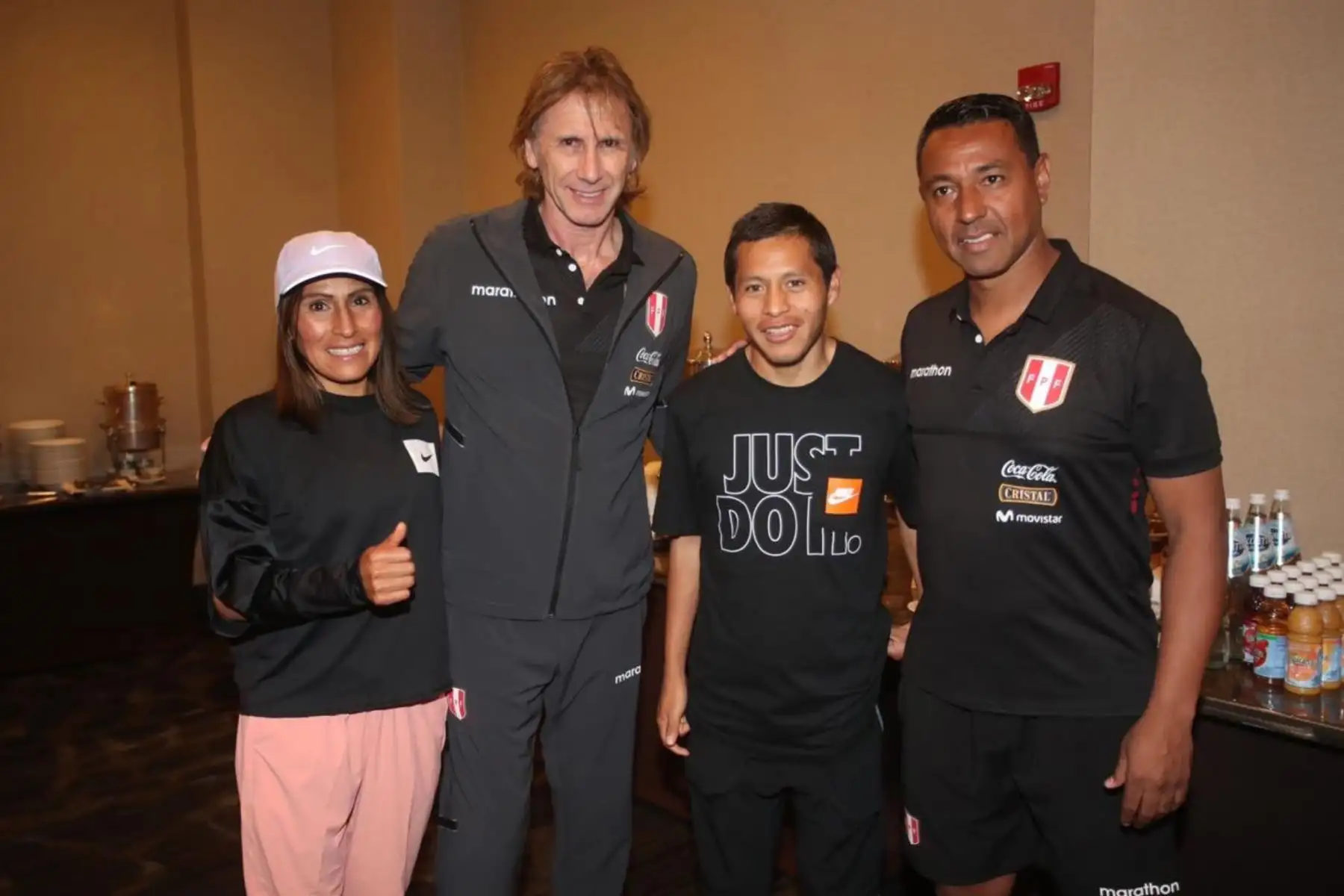 Gladys Tejeda, y Christian Pacheco medallistas de oro de los Juegos Panamericanos Lima 2019 con el director técnico Ricardo Gareca y Nolberto Solano . Foto: FPF