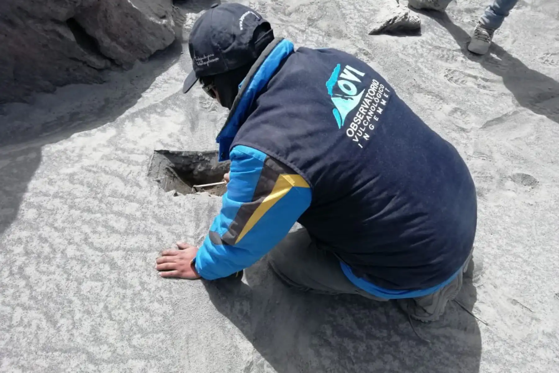 Especialistas del Ingemmet recolectaron muestras de cenizas que fueron expulsadas del volcán Ubinas durante erupciones. Foto: Ingemmet