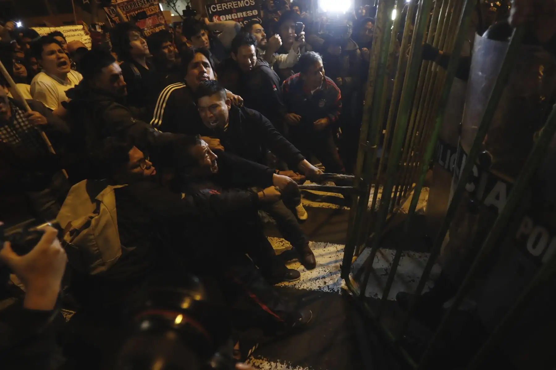 Marcha bajo el nombre #QueSeVayanTodos, con el fin exigir al Congreso de la República que atienda la propuesta planteada por el presidente Martín Vizcarra para adelantar las elecciones generales. Foto: ANDINA/Renato Pajuelo