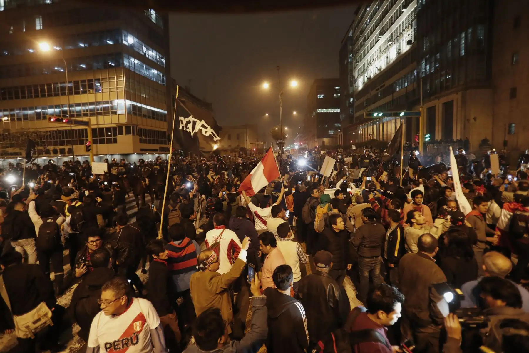 Marcha bajo el nombre #QueSeVayanTodos, con el fin exigir al Congreso de la República que atienda la propuesta planteada por el presidente Martín Vizcarra para adelantar las elecciones generales. Foto: ANDINA/Renato Pajuelo