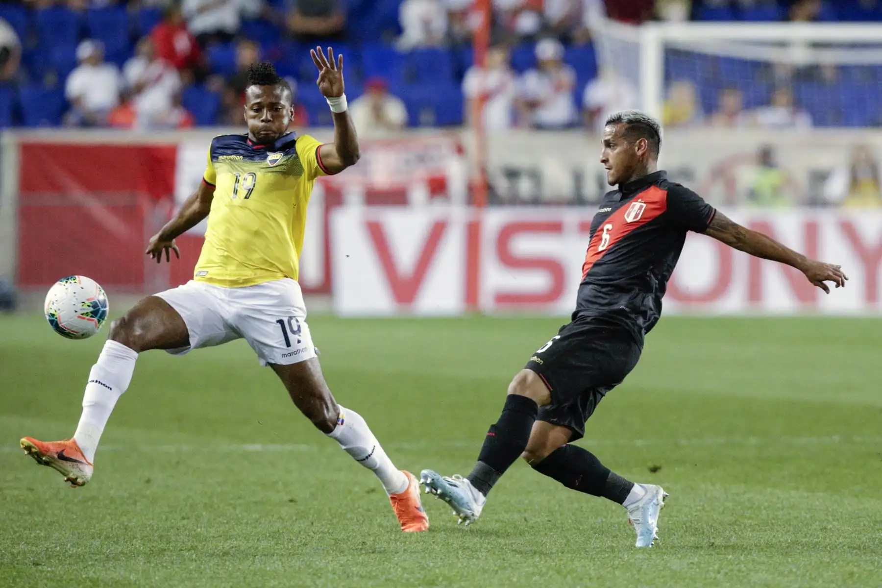 Miguel Trauco (R) de Perú compite por el balón contra Michael Estada de Ecuador durante su partido amistoso de fútbol internacional entre Ecuador y Perú en el Red Bull Arena en Harrison, Nueva Jersey.
Foto: AFP
