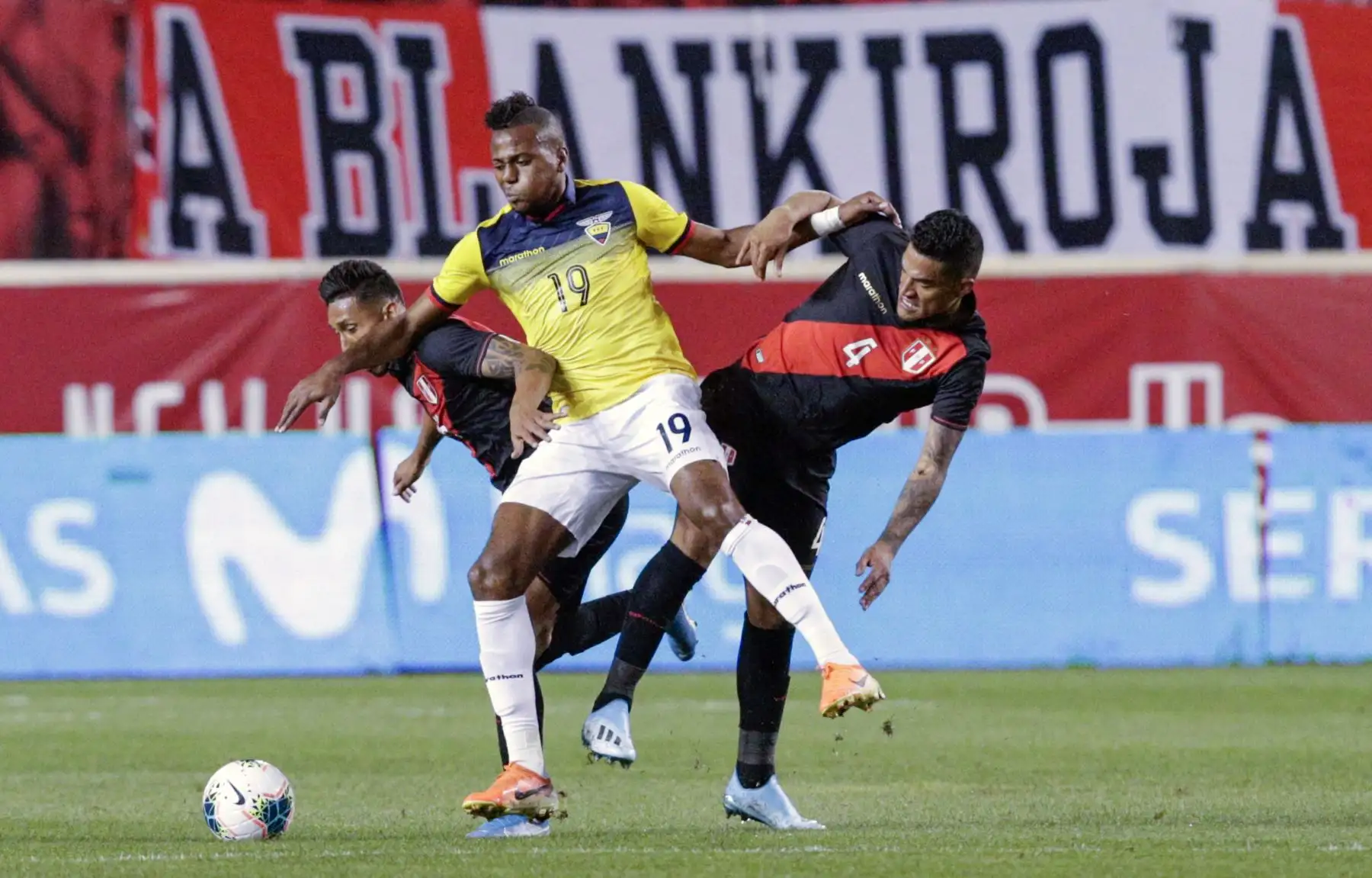 Michael Estada de Ecuador (C) lucha por el balón durante un partido amistoso entre Perú y Ecuador.
Foto: AFP