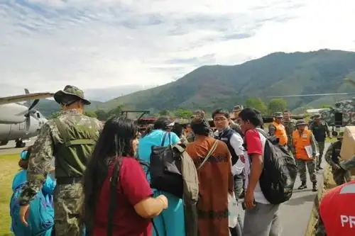 En helicópteros del Ejército del Perú se movilizó a brigada médica para atender a pobladores afectados por intoxicación masiva en la comunidad de Parijaro, en la selva de Junín. Foto: ANDINA/Pedro Tinoco