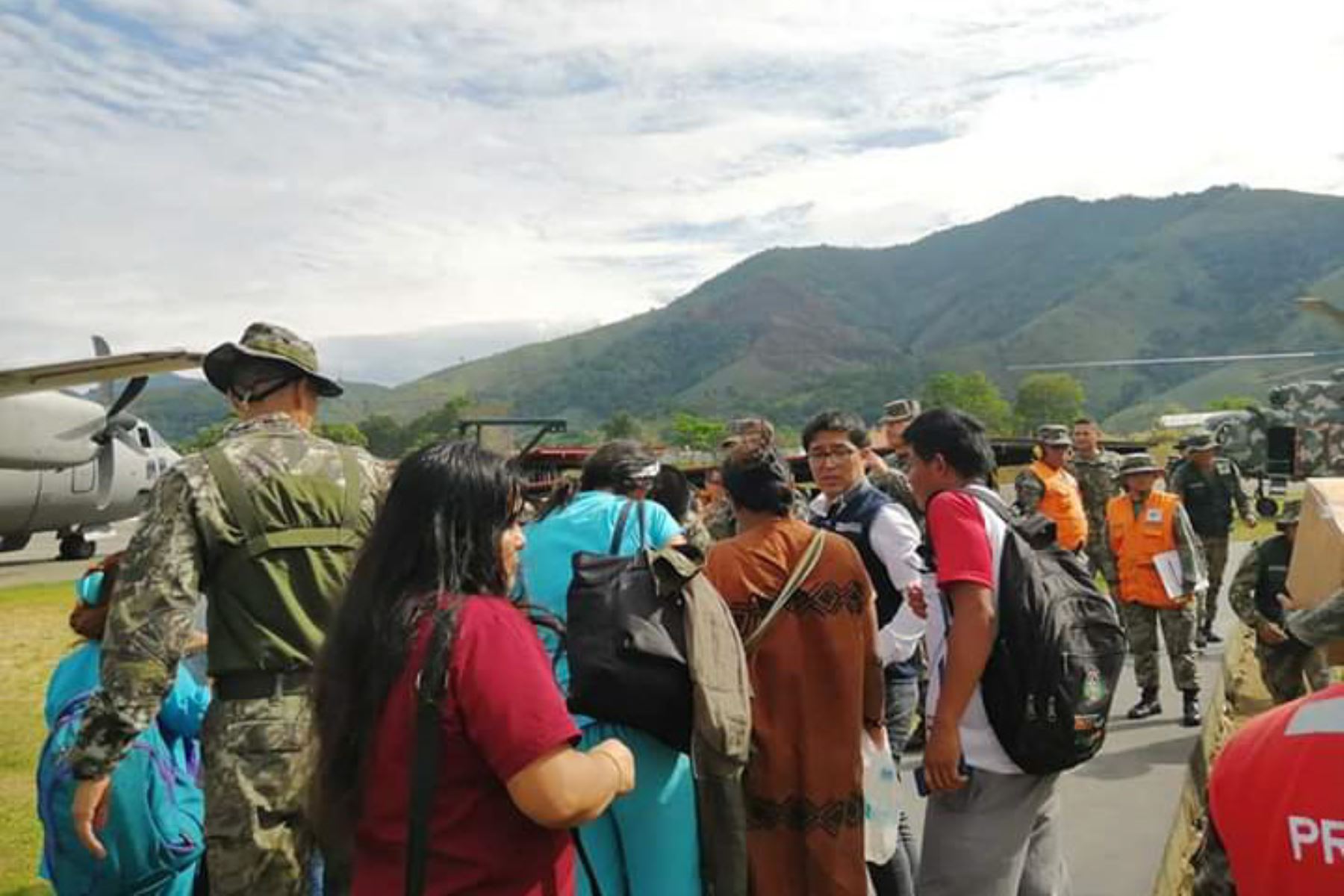 En helicópteros del Ejército del Perú se movilizó a brigada médica para atender a pobladores afectados por intoxicación masiva en la comunidad de Parijaro, en la selva de Junín. Foto: ANDINA/Pedro Tinoco