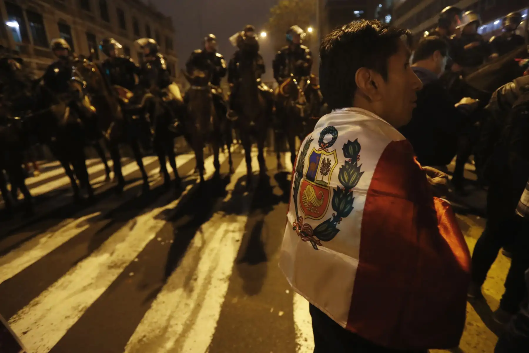 Marcha bajo el nombre #QueSeVayanTodos, con el fin exigir al Congreso de la República que atienda la propuesta planteada por el presidente Martín Vizcarra para adelantar las elecciones generales. 
Foto: ANDINA/Renato Pajuelo