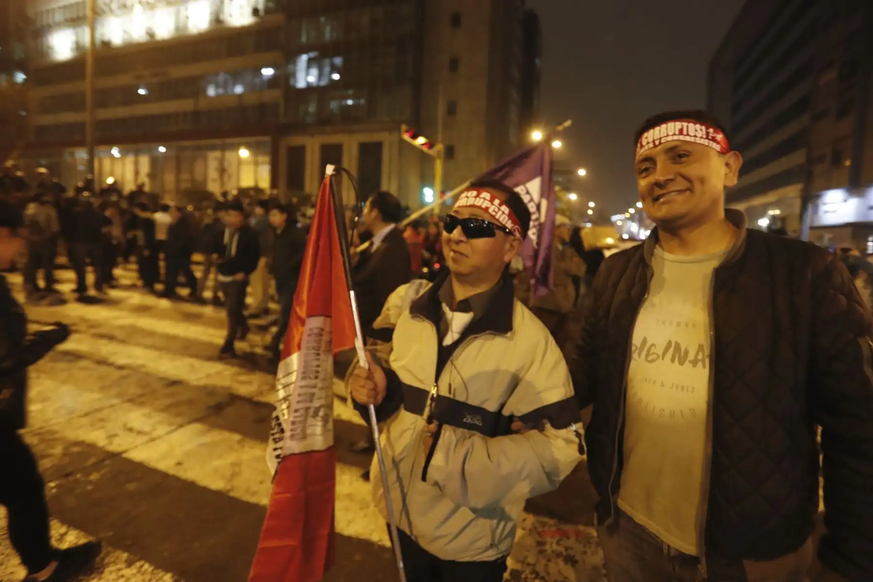 Marcha bajo el nombre #QueSeVayanTodos, con el fin exigir al Congreso de la República que atienda la propuesta planteada por el presidente Martín Vizcarra para adelantar las elecciones generales. 
Foto: ANDINA/Renato Pajuelo