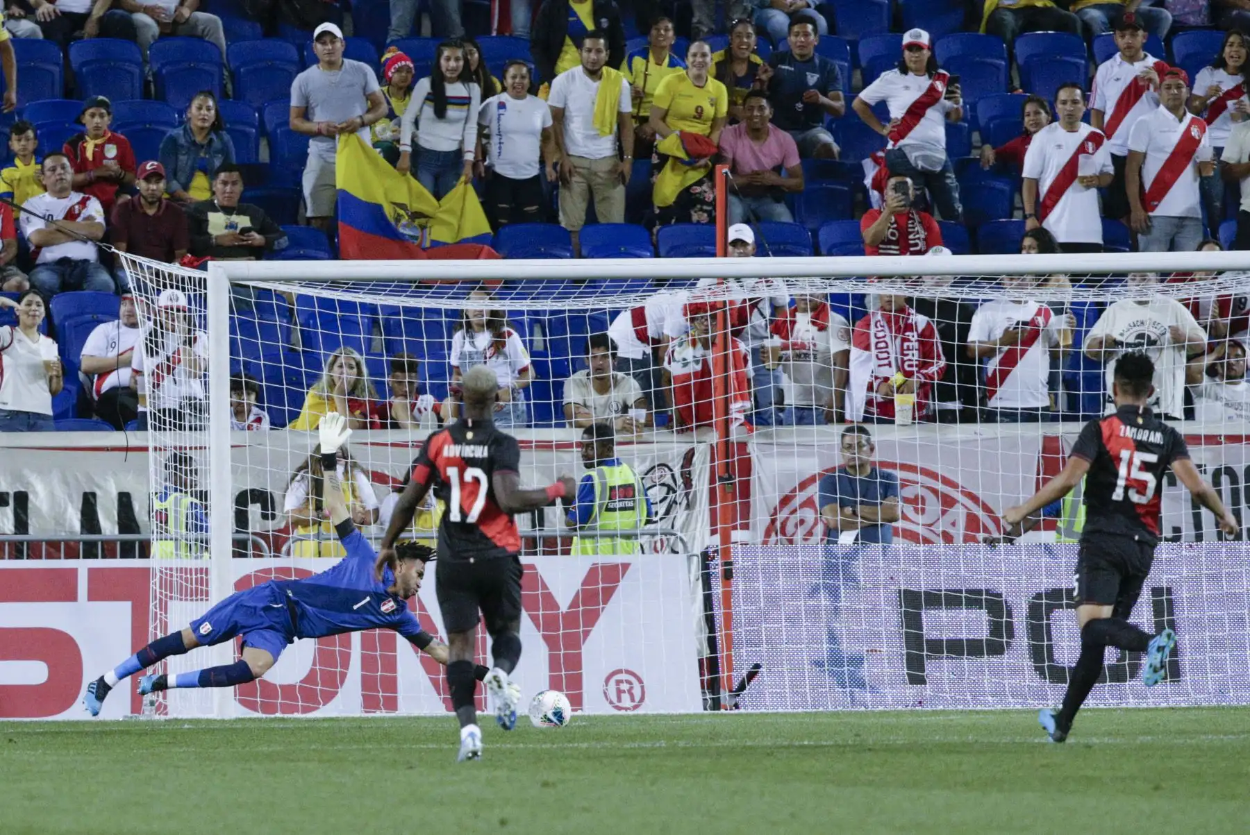 El arquero peruano Pedro Gallese no puede detener un gol de Ecuador durante el partido amistoso de fútbol internacional entre Ecuador y Perú en el Red Bull Arena en Harrison, Nueva Jersey.
Foto: AFP