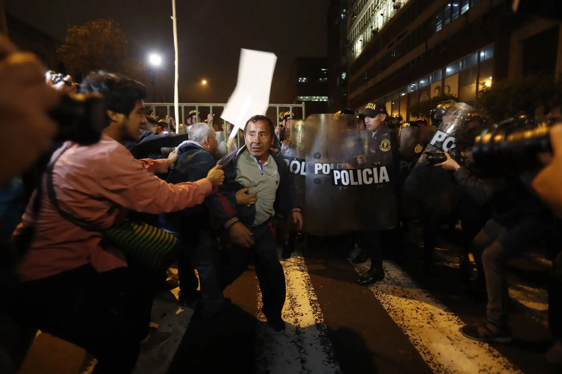 Marcha bajo el nombre #QueSeVayanTodos, con el fin exigir al Congreso de la República que atienda la propuesta planteada por el presidente Martín Vizcarra para adelantar las elecciones generales. Foto: ANDINA/Renato Pajuelo