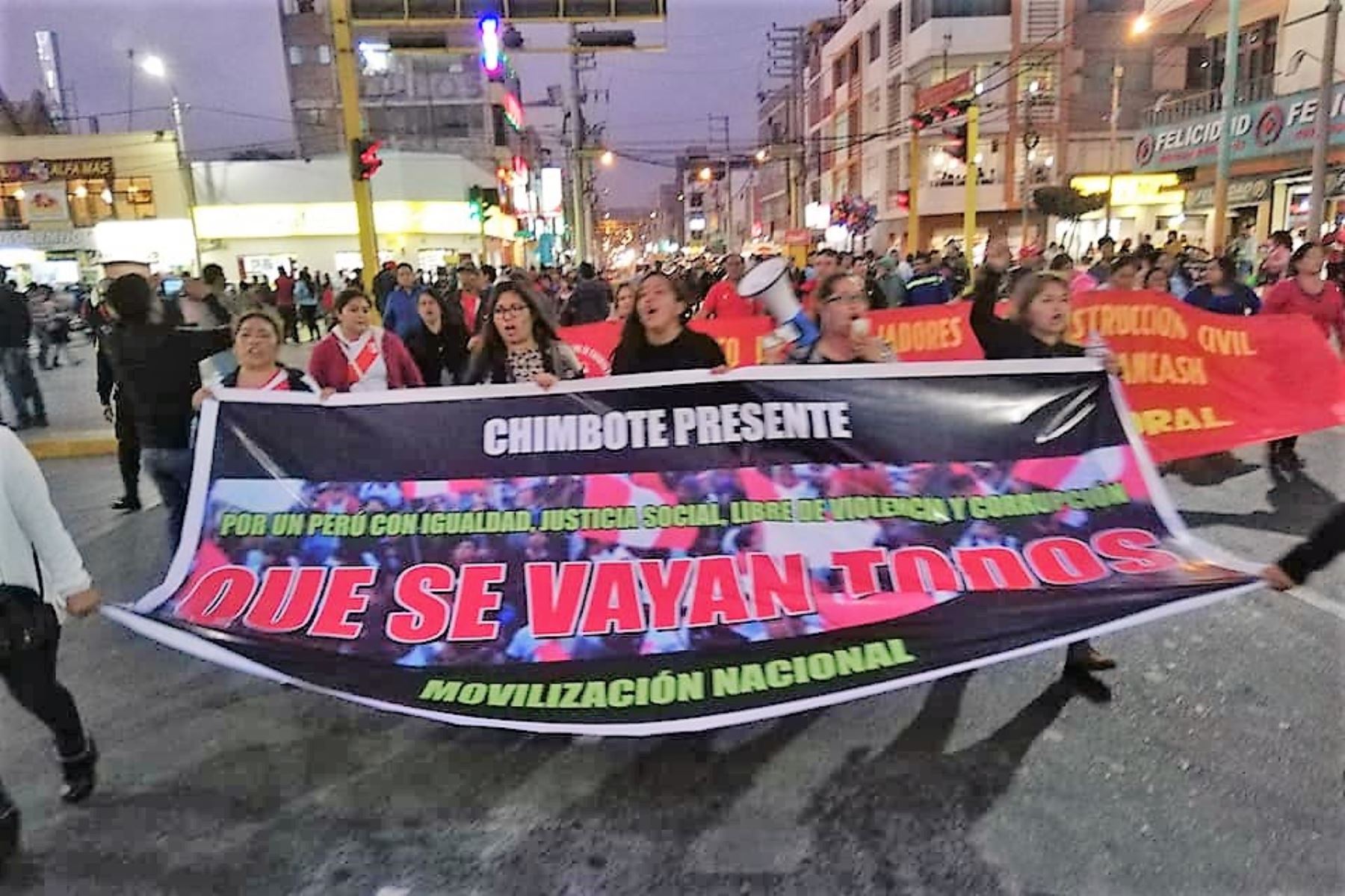 Ciudadanos de Chimbote marcharon para respaldar la propuesta de adelanto de elecciones.