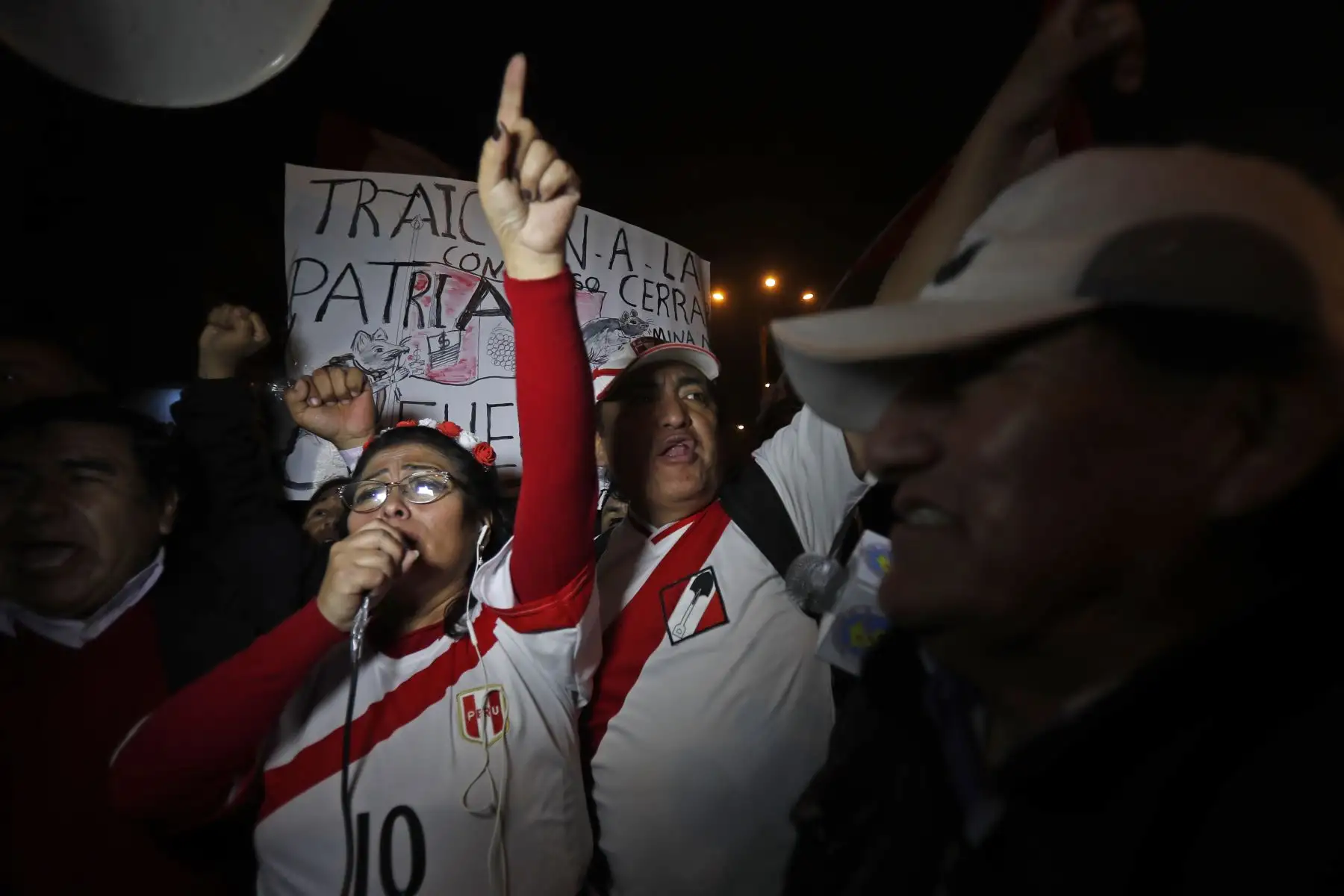 Marcha bajo el nombre #QueSeVayanTodos, con el fin exigir al Congreso de La República que atienda la propuesta planteada por el presidente Martín Vizcarra para adelantar las elecciones generales. Foto: ANDINA/Renato Pajuelo