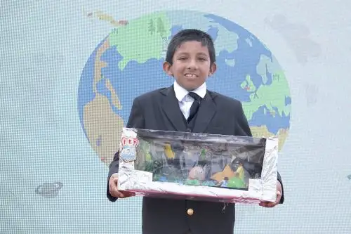Este pequeño de 11 años ganó el concurso "Alrededor de Iberoámerica", creandoi una pecera con plástico reciclado