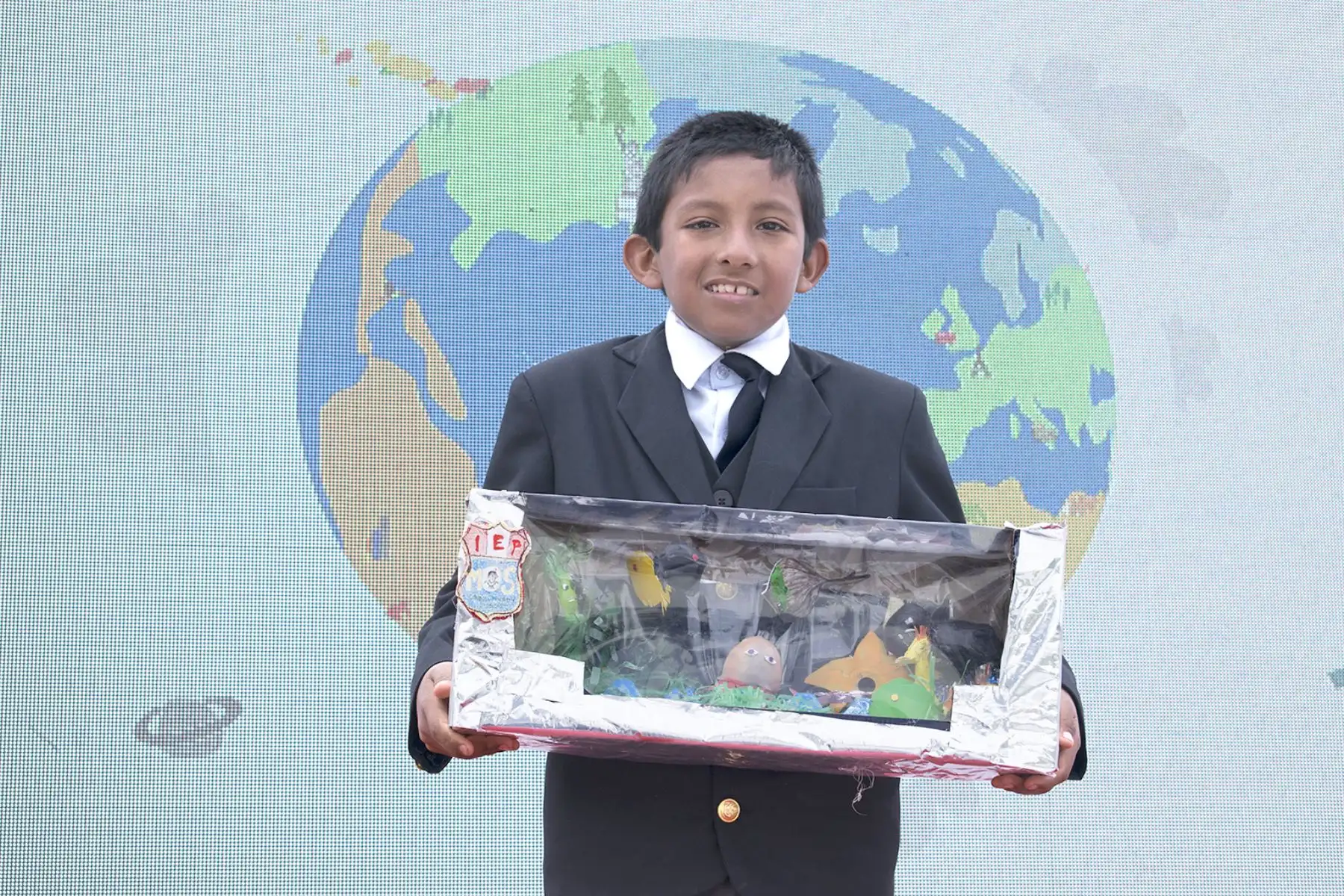 Este pequeño de 11 años ganó el concurso "Alrededor de Iberoámerica", creandoi una pecera con plástico reciclado