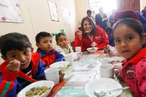 La ministra Paola Bustamante supervisó la gestión del Programa Qali Warma en la I.E. Nº 428 Niños Jesús de Praga, en el distrito huamanguino de San Juan Bautista.