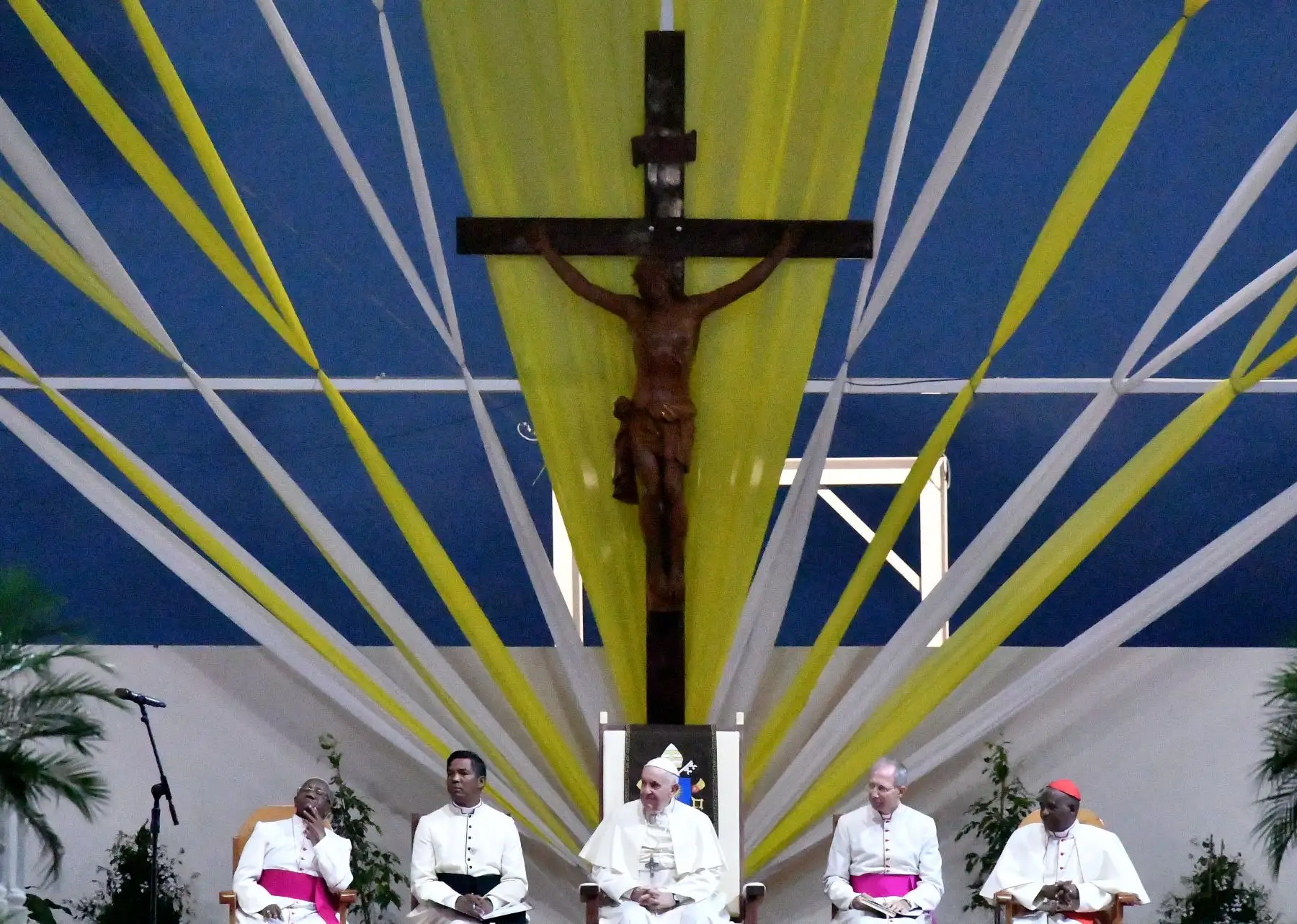 El Papa Francisco lidera la vigilia con los jóvenes en los terrenos diocesanos de Androhibe Soamandrakizay en Antananarivo, Madagascar.
Foto: AFP