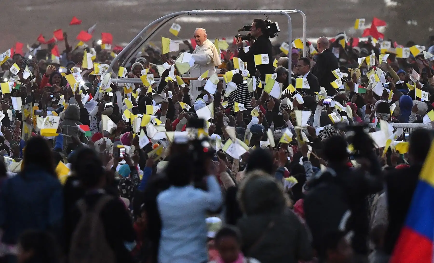 El Papa Francisco saluda fielmente cuando llega a los terrenos diocesanos de Androhibe Soamandrakizay para una vigilia con los jóvenes en Antananarivo en Madagascar.
Foto: AFP