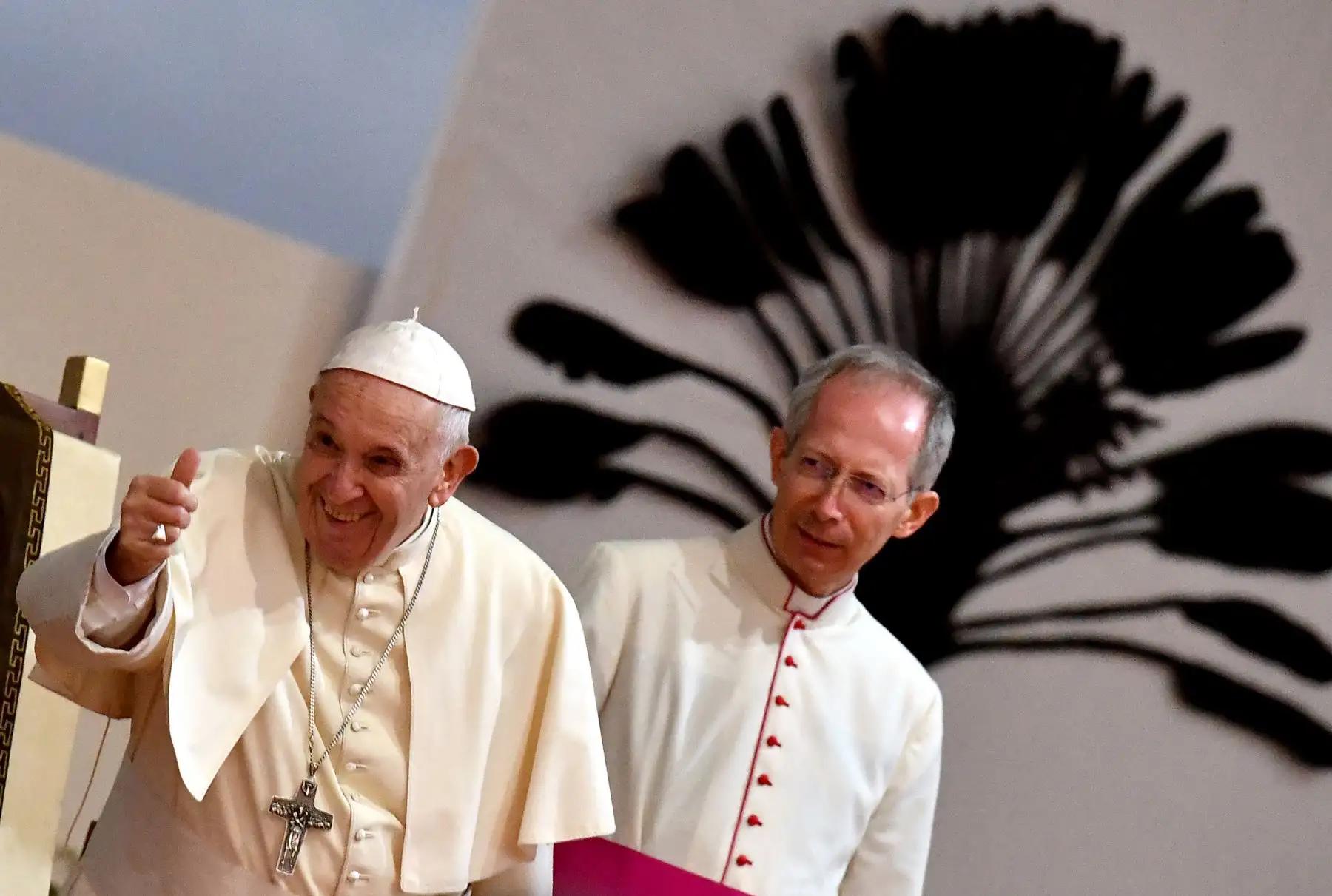 El Papa Francisco saluda fielmente cuando llega a los terrenos diocesanos de Androhibe Soamandrakizay para una vigilia con los jóvenes en Antananarivo en Madagascar.
Foto: AFP