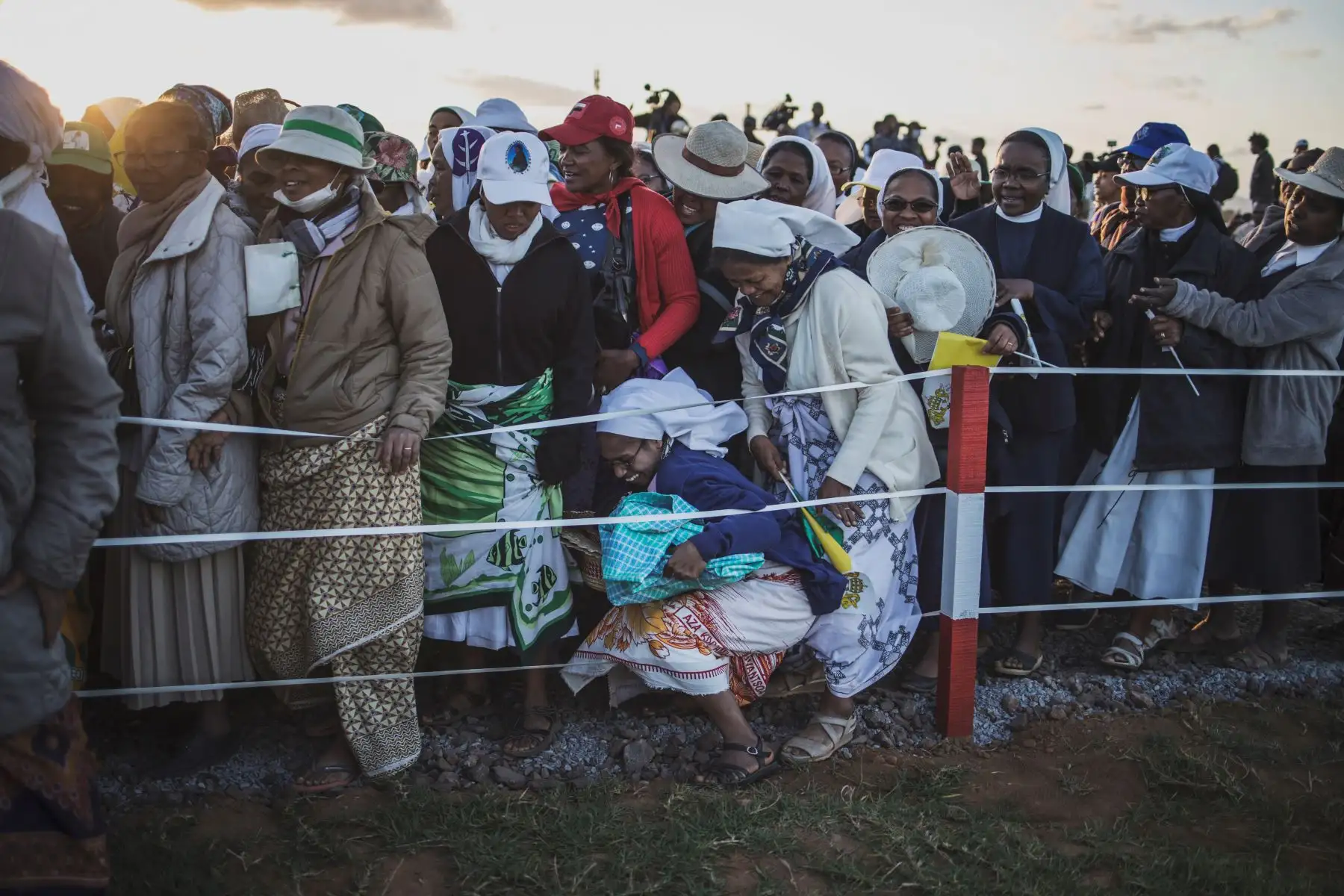 Monjas y fieles son retratados en los terrenos diocesanos de Androhibe Soamandrakizay antes de la llegada del Papa Francisco para una vigilia de oración con jóvenes en Antananarivo en Madagascar.
Foto: AFP