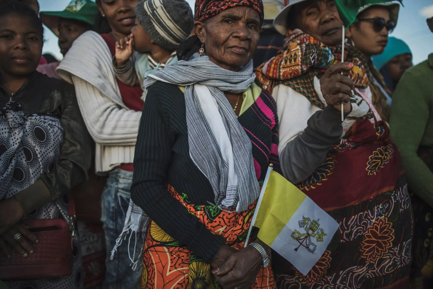 Fieles se reúnen en los terrenos diocesanos de Androhibe Soamandrakizay antes de la llegada del Papa Francisco para una vigilia de oración con jóvenes en Antananarivo en Madagascar.
Foto:AFP