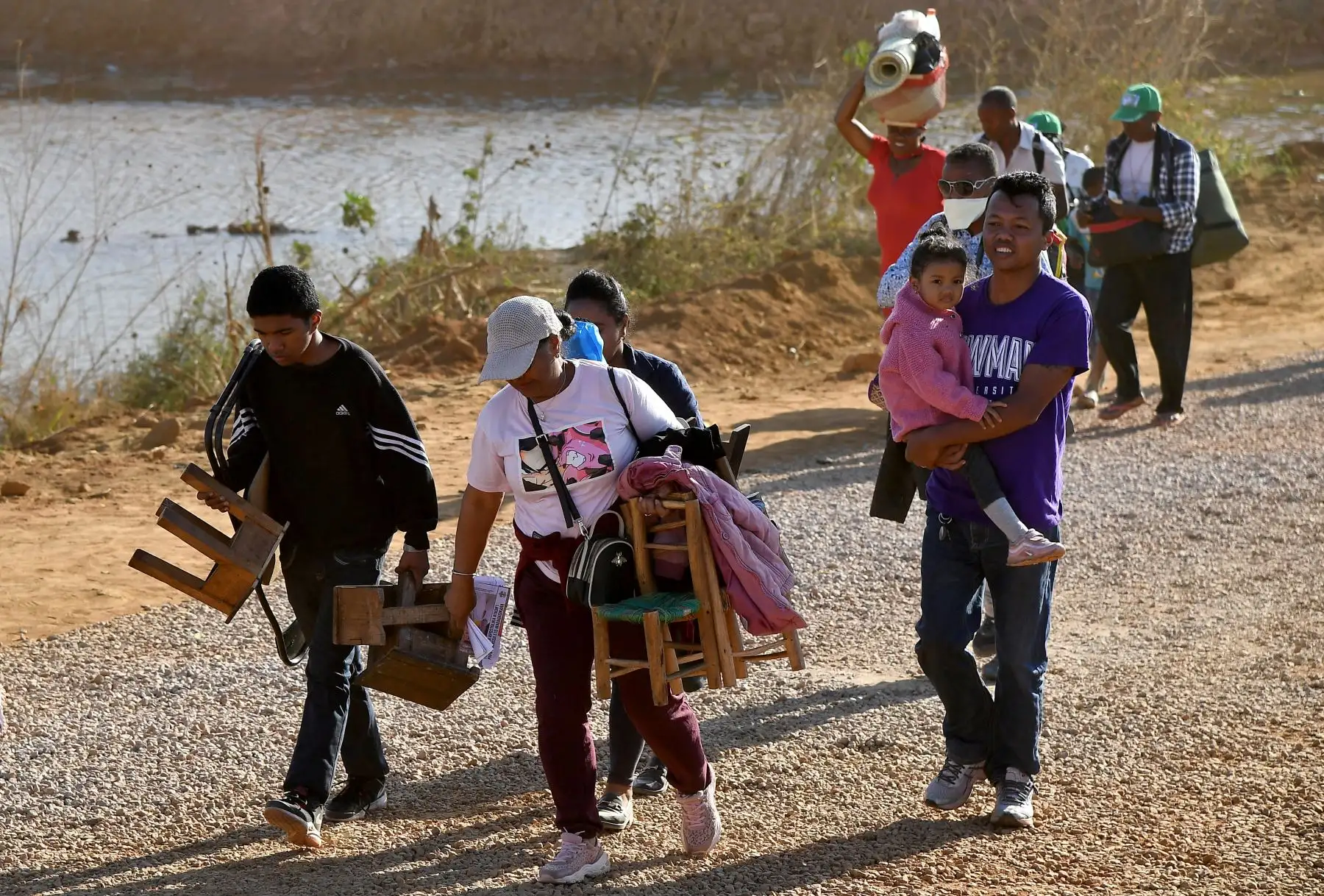 Fieles se reúnen en los terrenos diocesanos de Androhibe Soamandrakizay antes de la llegada del Papa Francisco para una vigilia de oración con jóvenes en Antananarivo en Madagascar.
Foto: AFP
