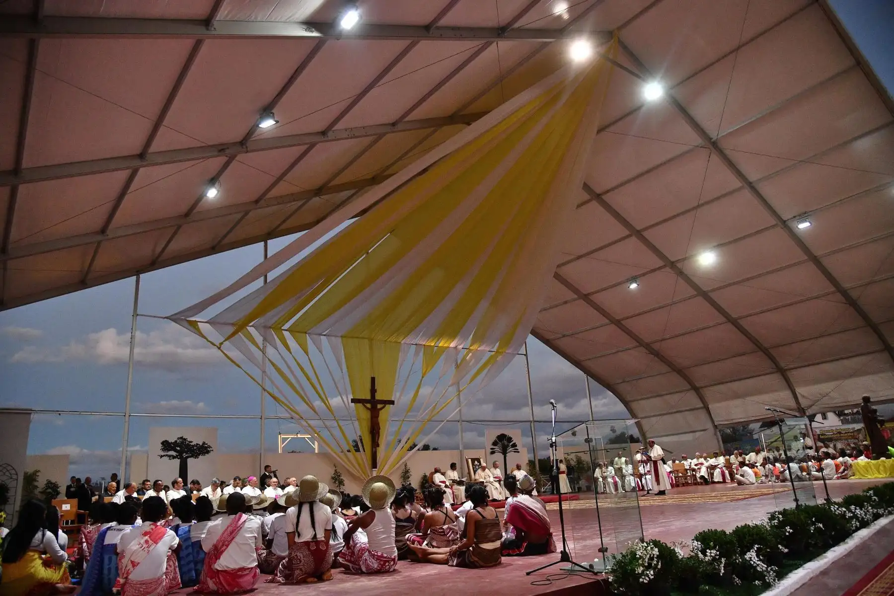 Espléndida espera del Papa Francisco para la vigilia con los jóvenes en los terrenos diocesanos de Soamandrakizay en Antananarivo en  Madagascar.
Foto: EFE