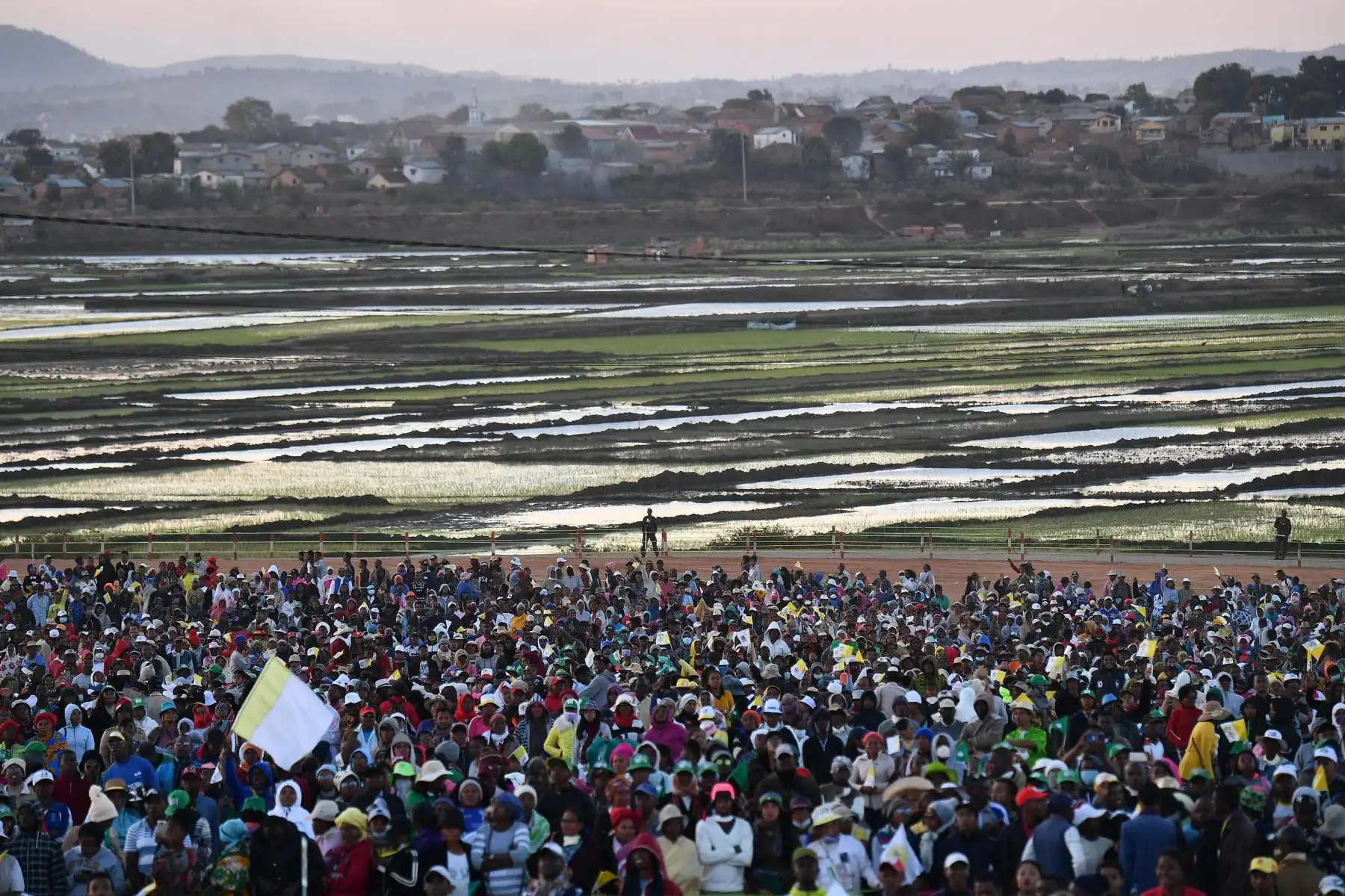 Espléndida espera del Papa Francisco para la vigilia con los jóvenes en los terrenos diocesanos de Soamandrakizay en Madagascar.
Foto: EFE