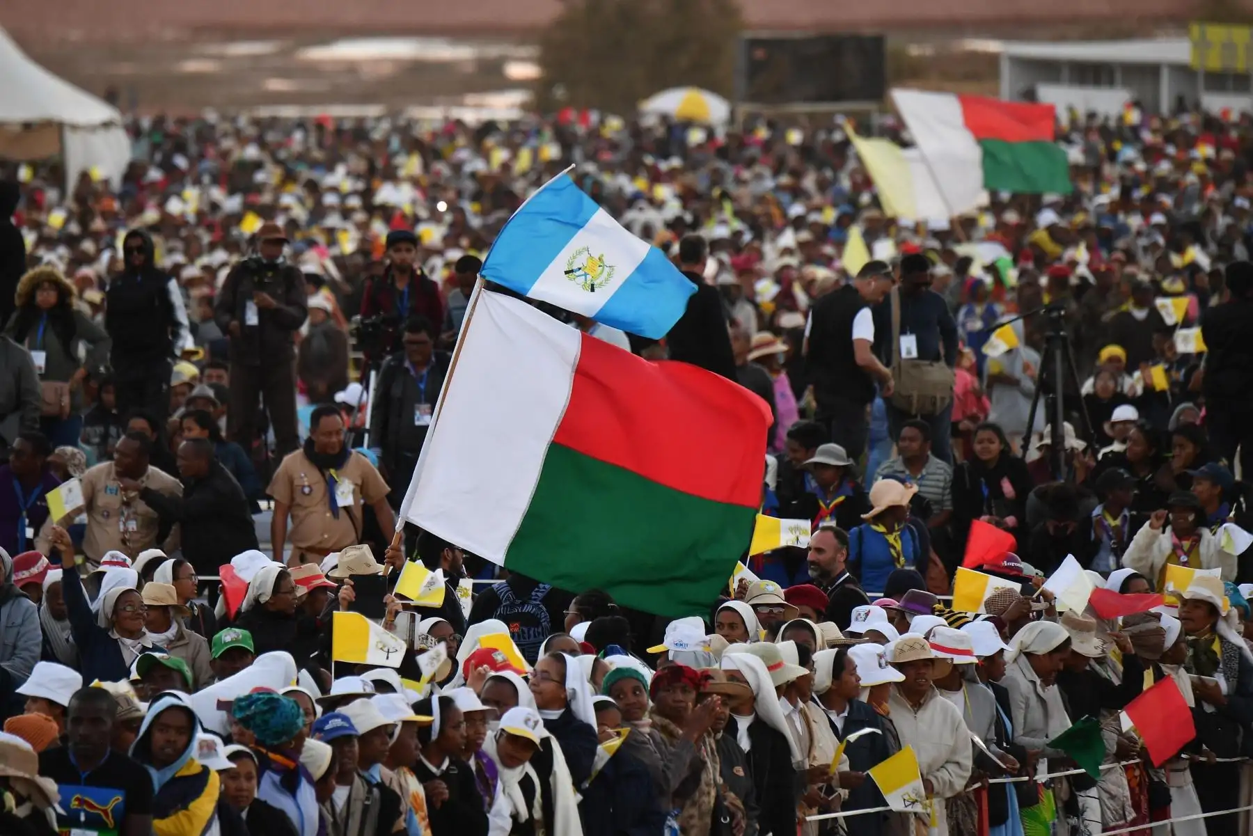 Espléndida espera del Papa Francisco para la vigilia con los jóvenes en los terrenos diocesanos de Soamandrakizay en Madagascar.
Foto: EFE