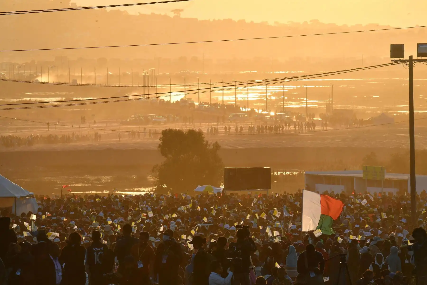 Espléndida espera del Papa Francisco para la vigilia con los jóvenes en los terrenos diocesanos de Soamandrakizay en Madagascar.
Foto: EFE