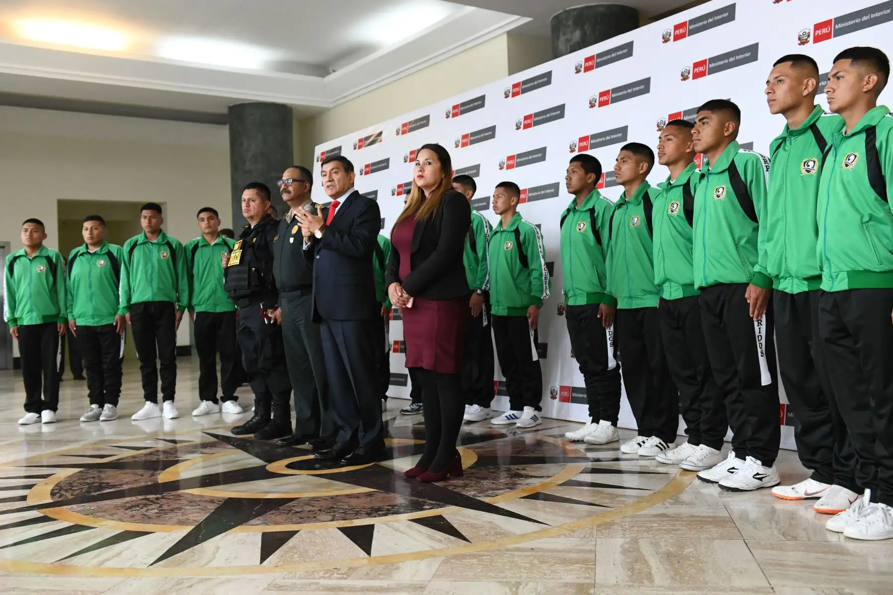 Ministro del Interior, Carlos Morán recibe a 20 jóvenes aspirantes a la Policía que apoyaron al teniente PNP Mario Socualaya, de la División de Emergencia Este 1, a frustrar un asalto en San Juan de Lurigancho.
Foto: MininterFoto: Mininter

Foto: ANDINA/Carlos Lezama