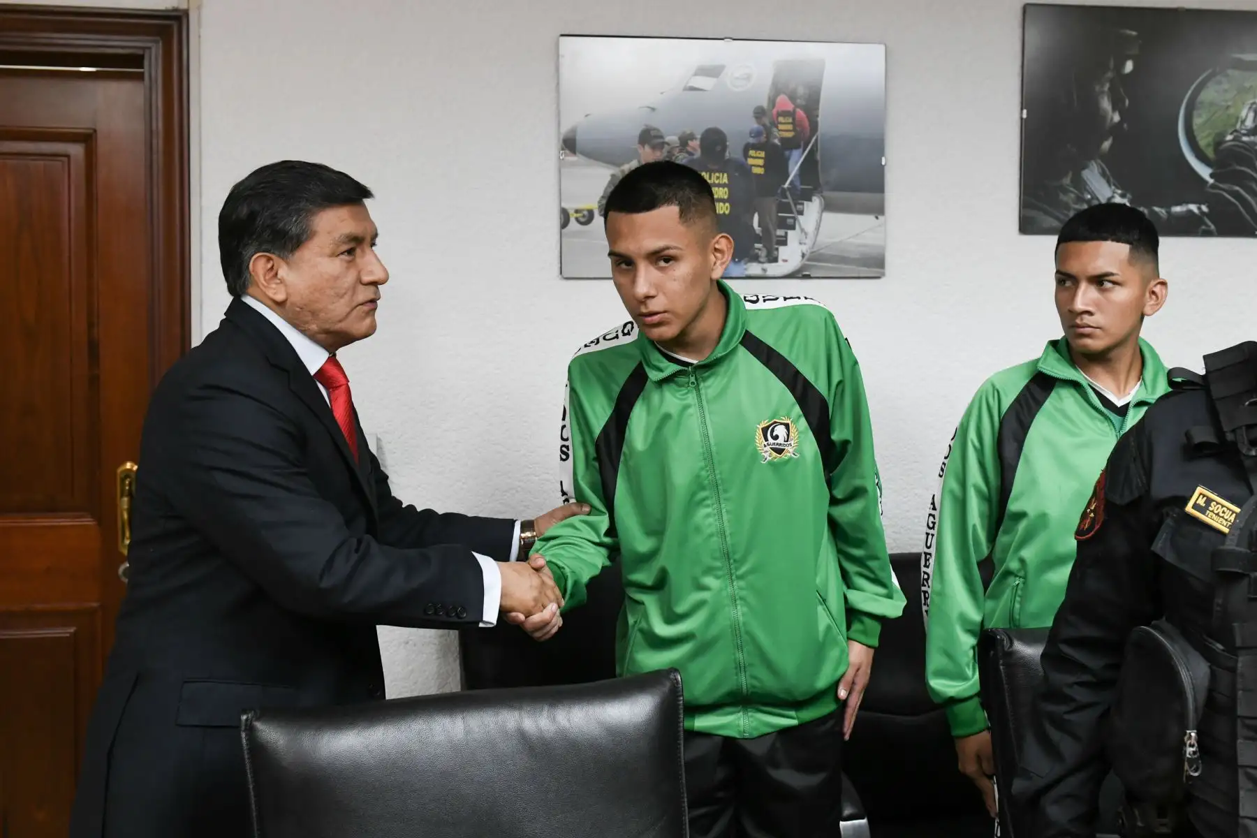 Ministro del Interior, Carlos Morán recibe a 20 jóvenes aspirantes a la Policía que apoyaron al teniente PNP Mario Socualaya, de la División de Emergencia Este 1, a frustrar un asalto en San Juan de Lurigancho.
Foto: MininterFoto: Mininter
