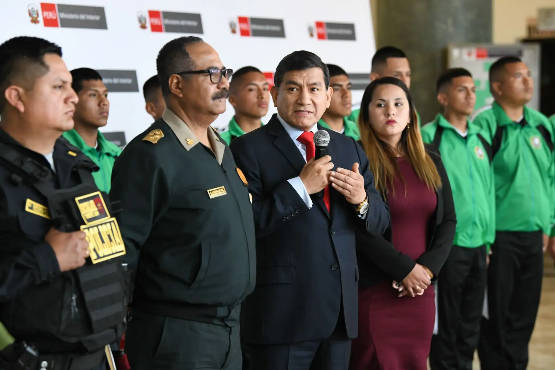 Ministro del Interior, Carlos Morán recibe a 20 jóvenes aspirantes a la Policía que apoyaron al teniente PNP Mario Socualaya, de la División de Emergencia Este 1, a frustrar un asalto en San Juan de Lurigancho.
Foto: MininterFoto: Mininter