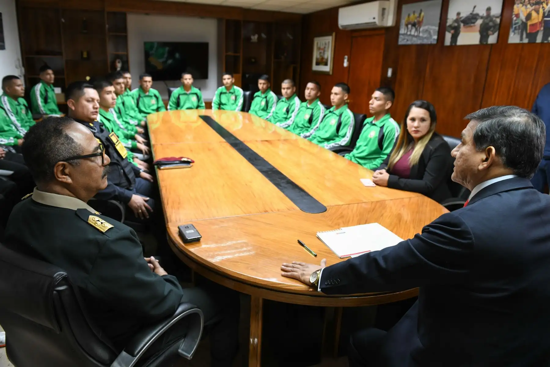 Ministro del Interior, Carlos Morán recibe a 20 jóvenes aspirantes a la Policía que apoyaron al teniente PNP Mario Socualaya, de la División de Emergencia Este 1, a frustrar un asalto en San Juan de Lurigancho.
Foto: MininterFoto: Mininter