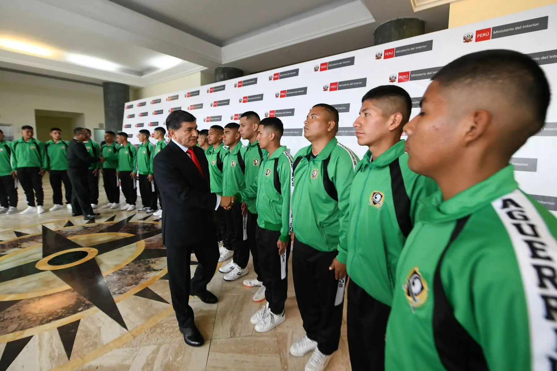 Ministro del Interior, Carlos Morán recibe a 20 jóvenes aspirantes a la Policía que apoyaron al teniente PNP Mario Socualaya, de la División de Emergencia Este 1, a frustrar un asalto en San Juan de Lurigancho.
Foto: Mininter