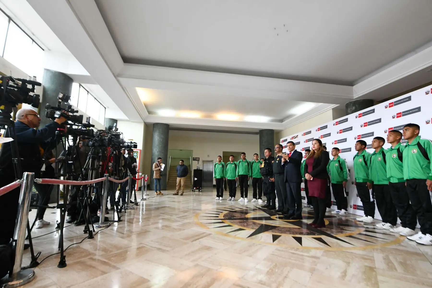 Ministro del Interior, Carlos Morán recibe a 20 jóvenes aspirantes a la Policía que apoyaron al teniente PNP Mario Socualaya, de la División de Emergencia Este 1, a frustrar un asalto en San Juan de Lurigancho.
Foto: MininterFoto: Mininter