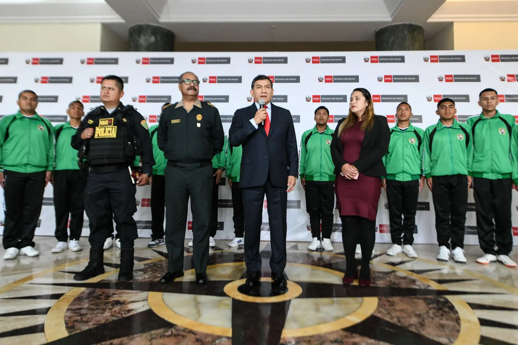 Ministro del Interior, Carlos Morán recibe a 20 jóvenes aspirantes a la Policía que apoyaron al teniente PNP Mario Socualaya, de la División de Emergencia Este 1, a frustrar un asalto en San Juan de Lurigancho.
Foto: MininterFoto: Mininter
