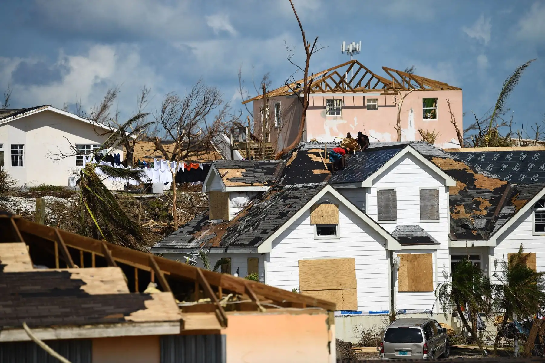 Los residentes trabajan en un techo en el barrio "Mudd" de Marsh Harbour, Gran Ábaco, después del huracán Dorian. 
Foto: AFP