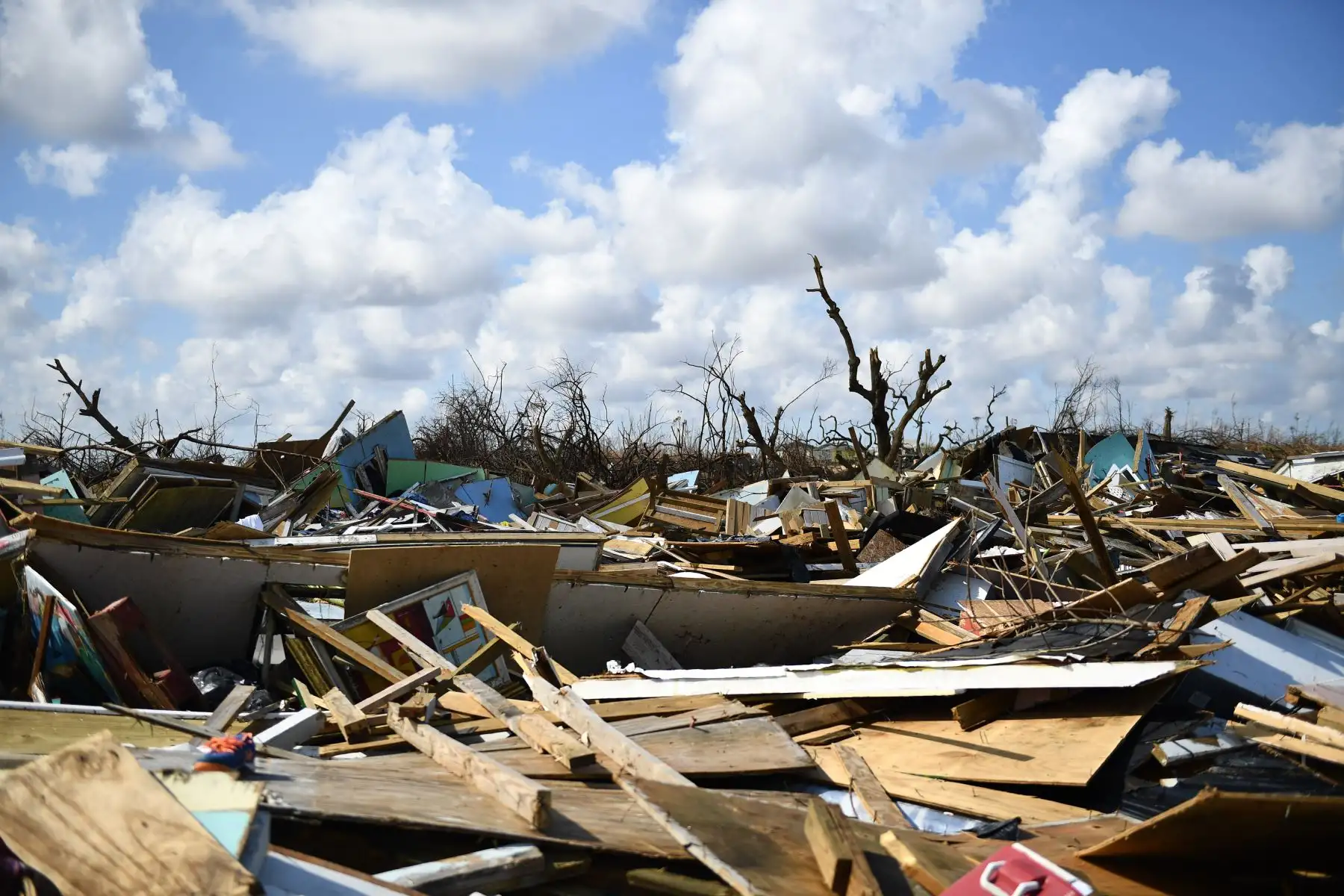 Los escombros de las casas destruidas se encuentran en el vecindario "Mudd" de Marsh Harbour de Bahamas que dejara al menos 43 muertos.
Foto: AFP