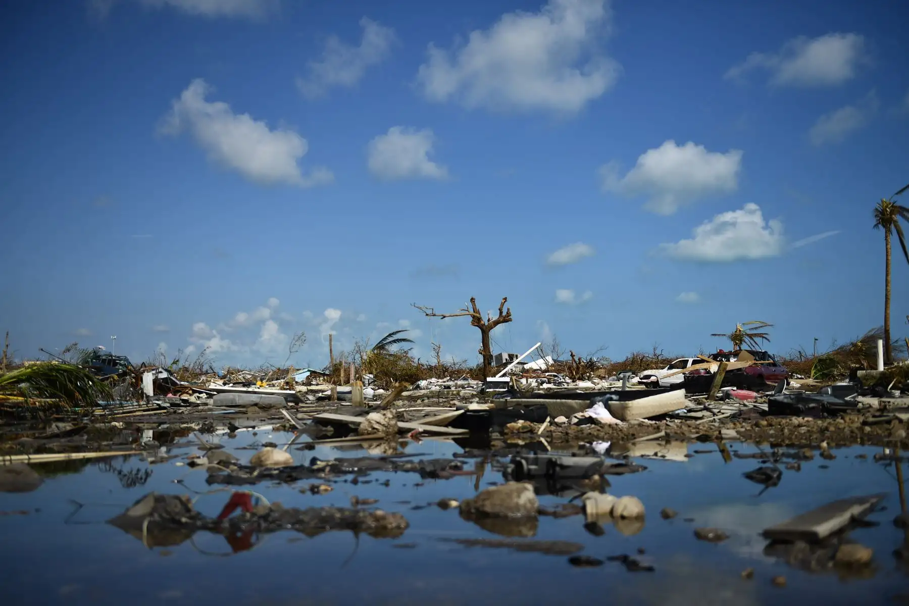 Las pertenencias ensucian el suelo en el barrio "Mudd" de Marsh Harbour, Gran Ábaco, tras el paso del huracán Dorian. 
Foto: AFP
