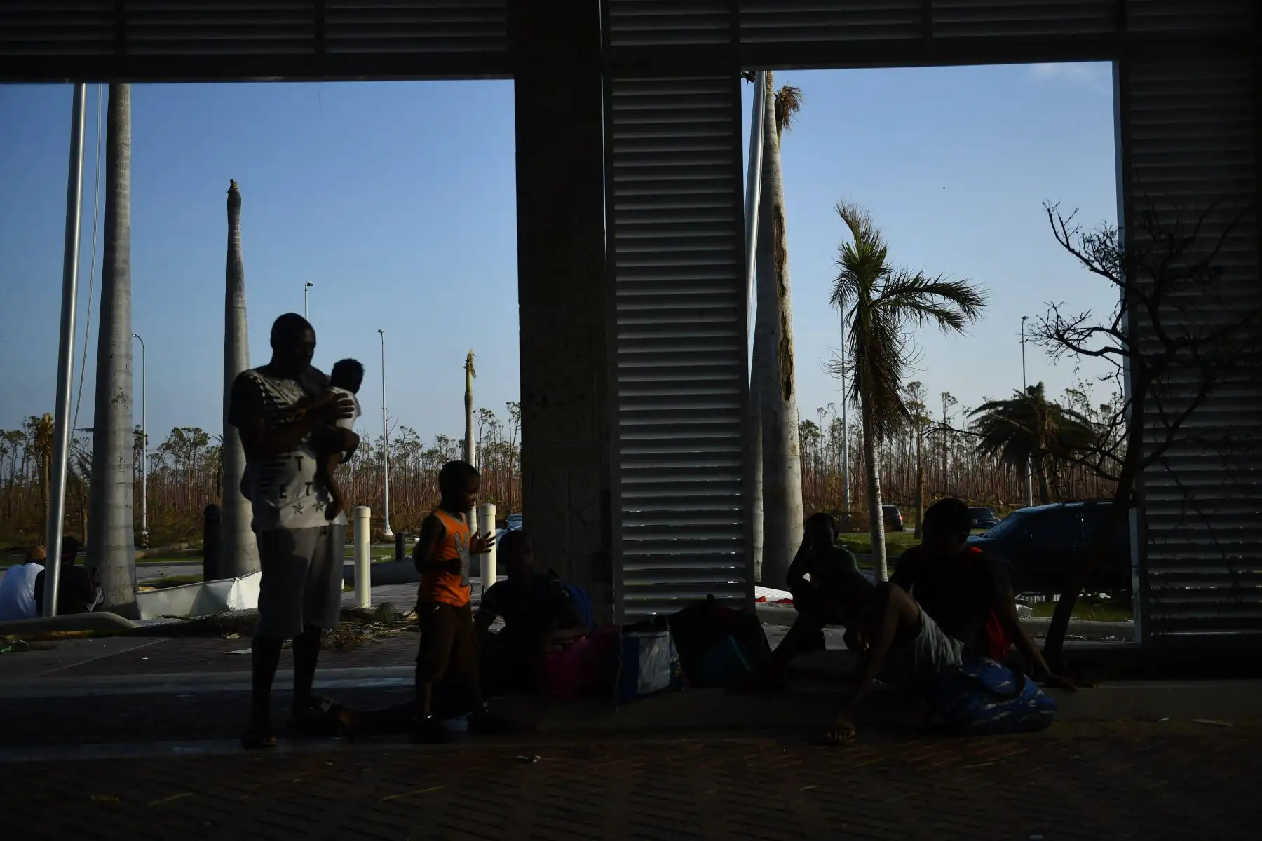 La gente espera la evacuación en un muelle en Marsh Harbour, Bahamas, después del paso del huracán Dorian.
Foto: AFP