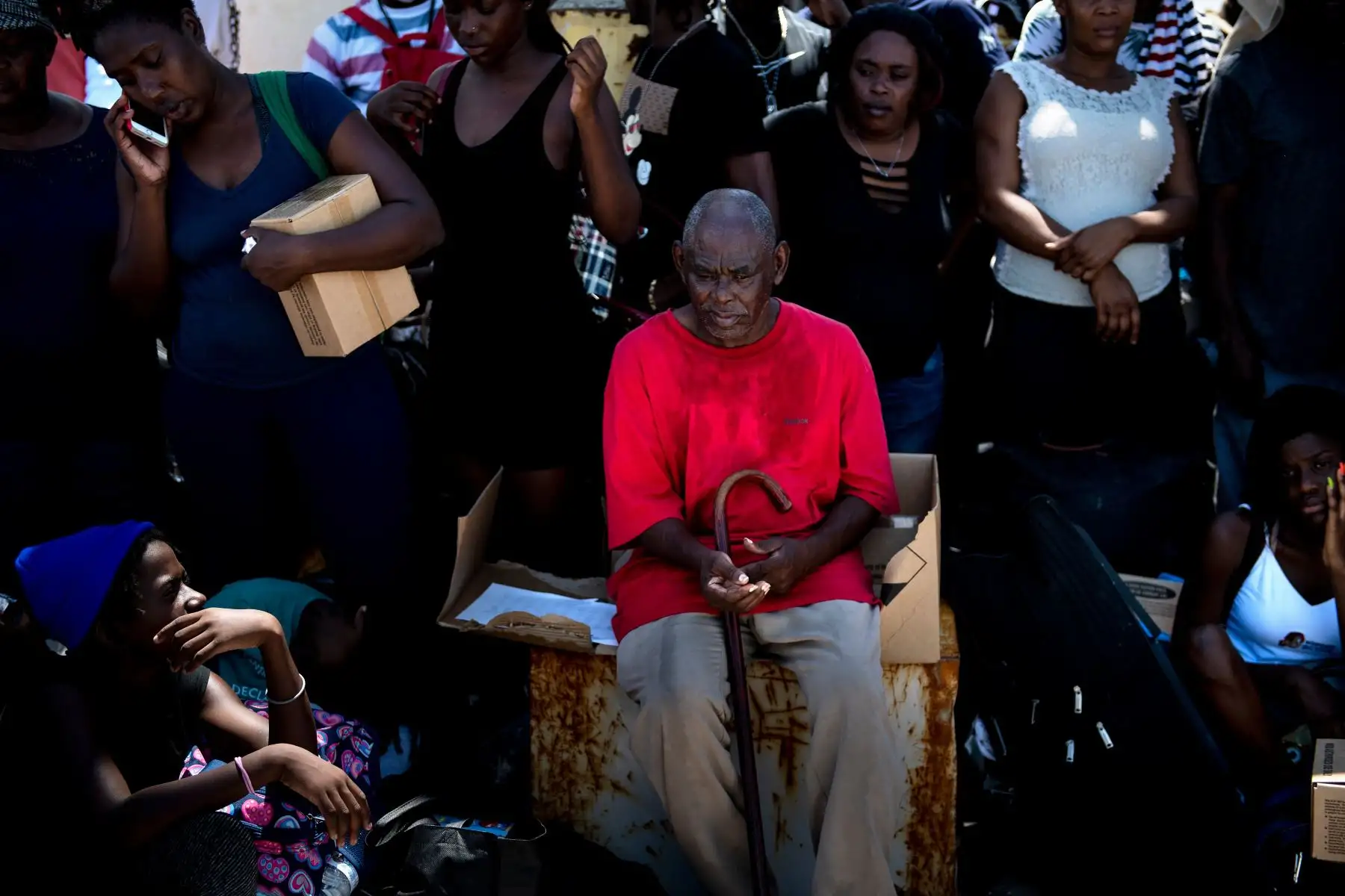 La gente espera en un buque de carga la evacuación a Nassau en el puerto después del huracán Dorian a su paso por Bahamas.
Foto: AFP