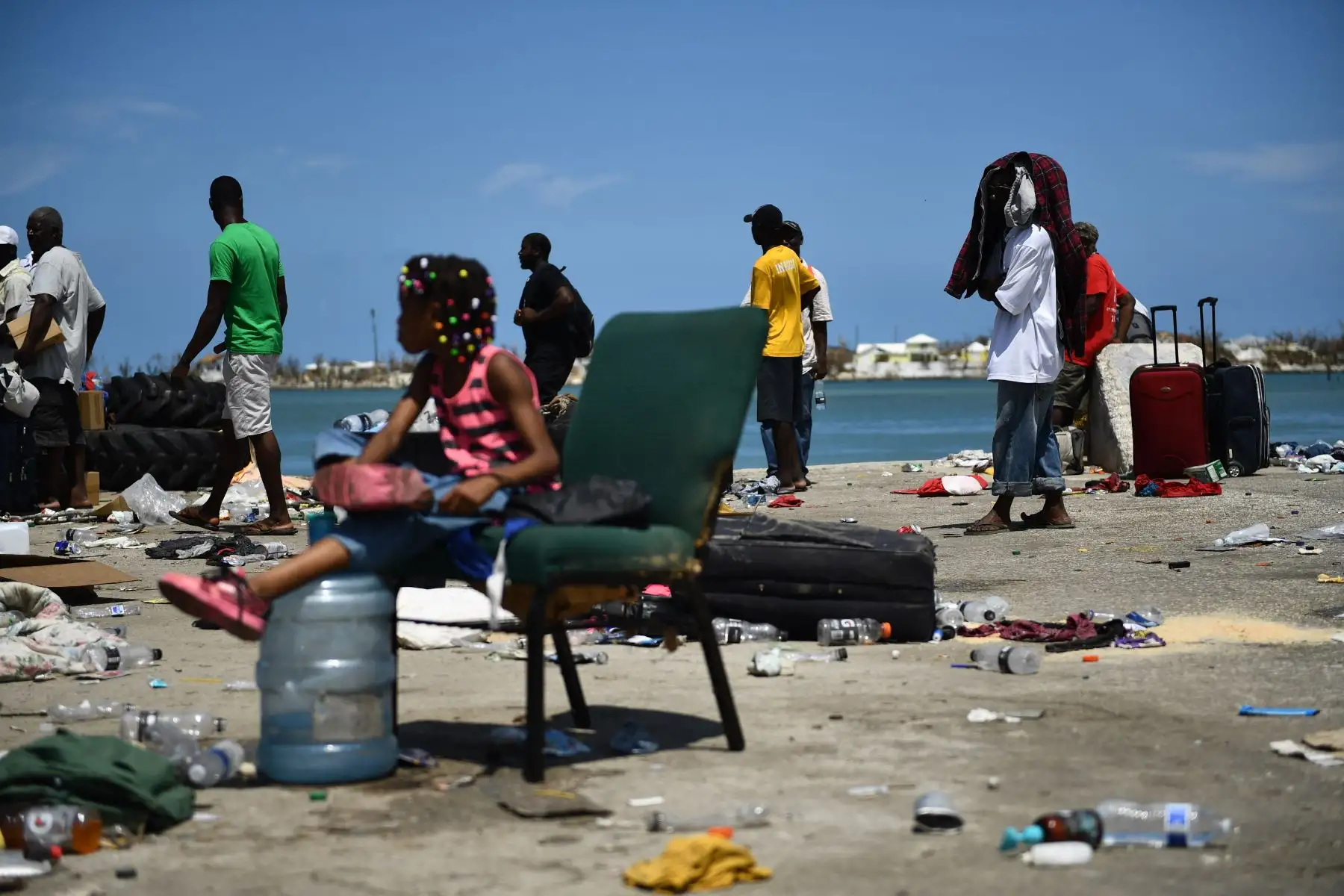 La gente espera para abordar un buque de carga para su evacuación a Nassau en el puerto después del paso huracán Dorian en Bahamas.
Foto: AFP