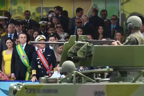 Presidente de Brasil, Jair Bolsonaro, se rodeó este sábado de aliados y seguidores durante el desfile militar por el día de la independencia en Brasilia