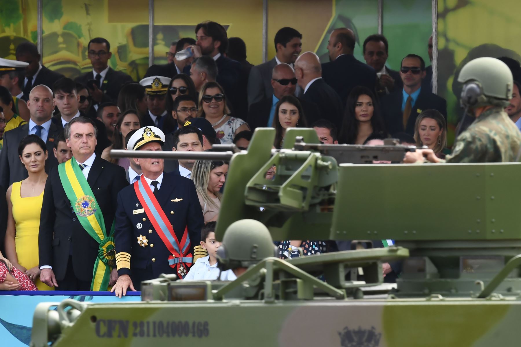 Presidente de Brasil, Jair Bolsonaro, se rodeó este sábado de aliados y seguidores durante el desfile militar por el día de la independencia en Brasilia