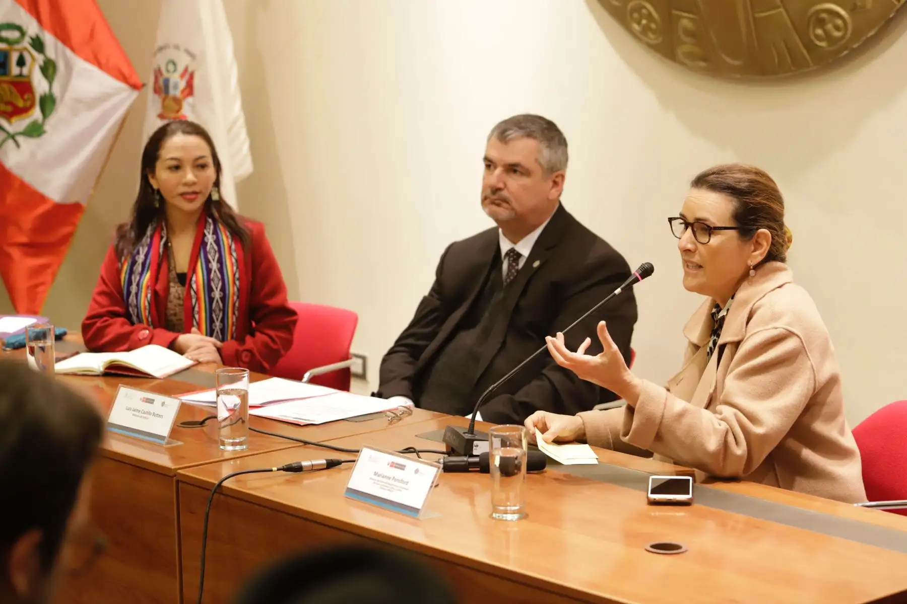 El ministro de Cultura Luis Jaime Castillo participa en la ceremonia de clausura del VII Encuentro de la Red Iberoamericana de Responsables de Políticas y Planes de Lectura - REDPLANES. Lo acompañan la directora de  CERLALC, Marianne Ponsford y NellyCuadros, presidenta de la Comisión de Cultura y Patrimonio Cultural del Congreso de la República.
Foto: Cortesía Mincul