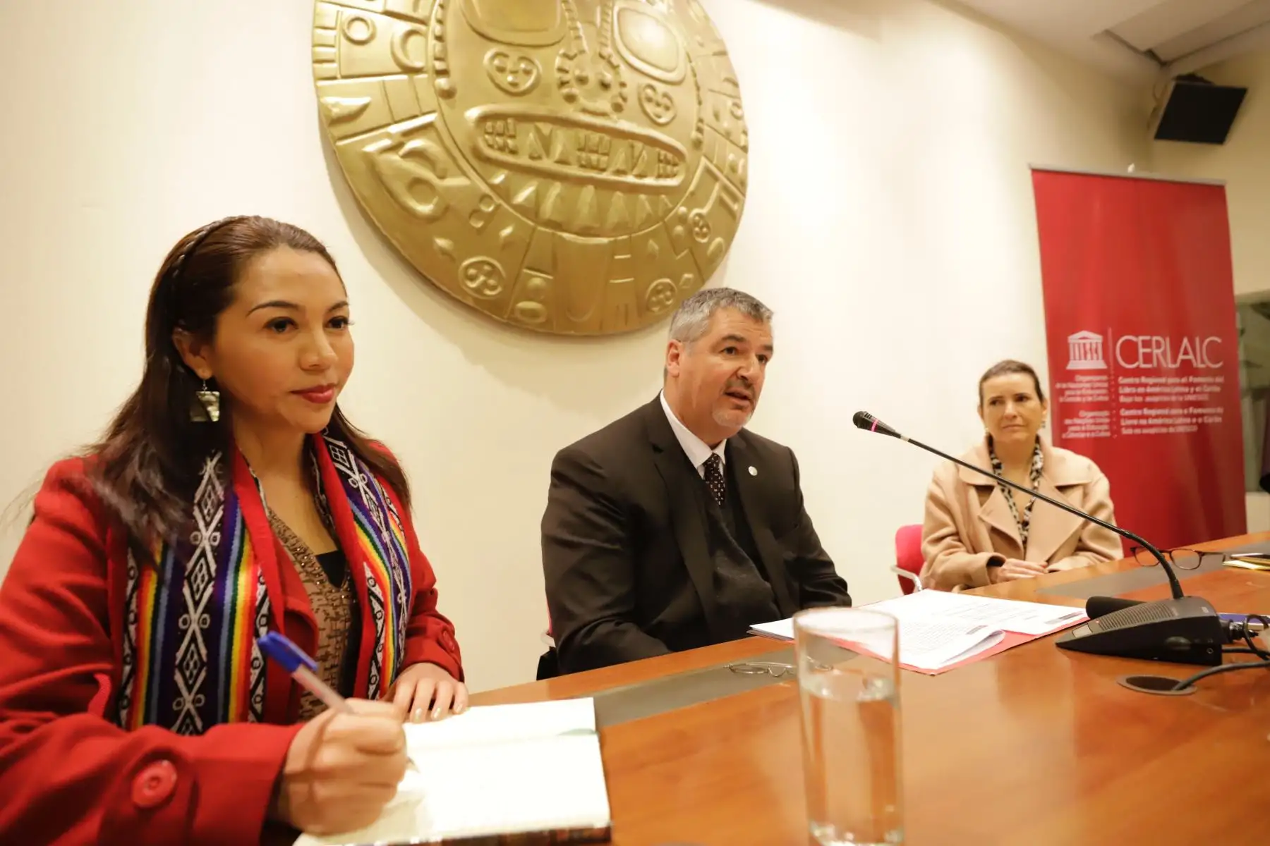 El ministro de Cultura Luis Jaime Castillo participa en la ceremonia de clausura del VII Encuentro de la Red Iberoamericana de Responsables de Políticas y Planes de Lectura - REDPLANES. Lo acompañan la directora de  CERLALC, Marianne Ponsford y NellyCuadros, presidenta de la Comisión de Cultura y Patrimonio Cultural del Congreso de la República.
Foto: Cortesía Mincul