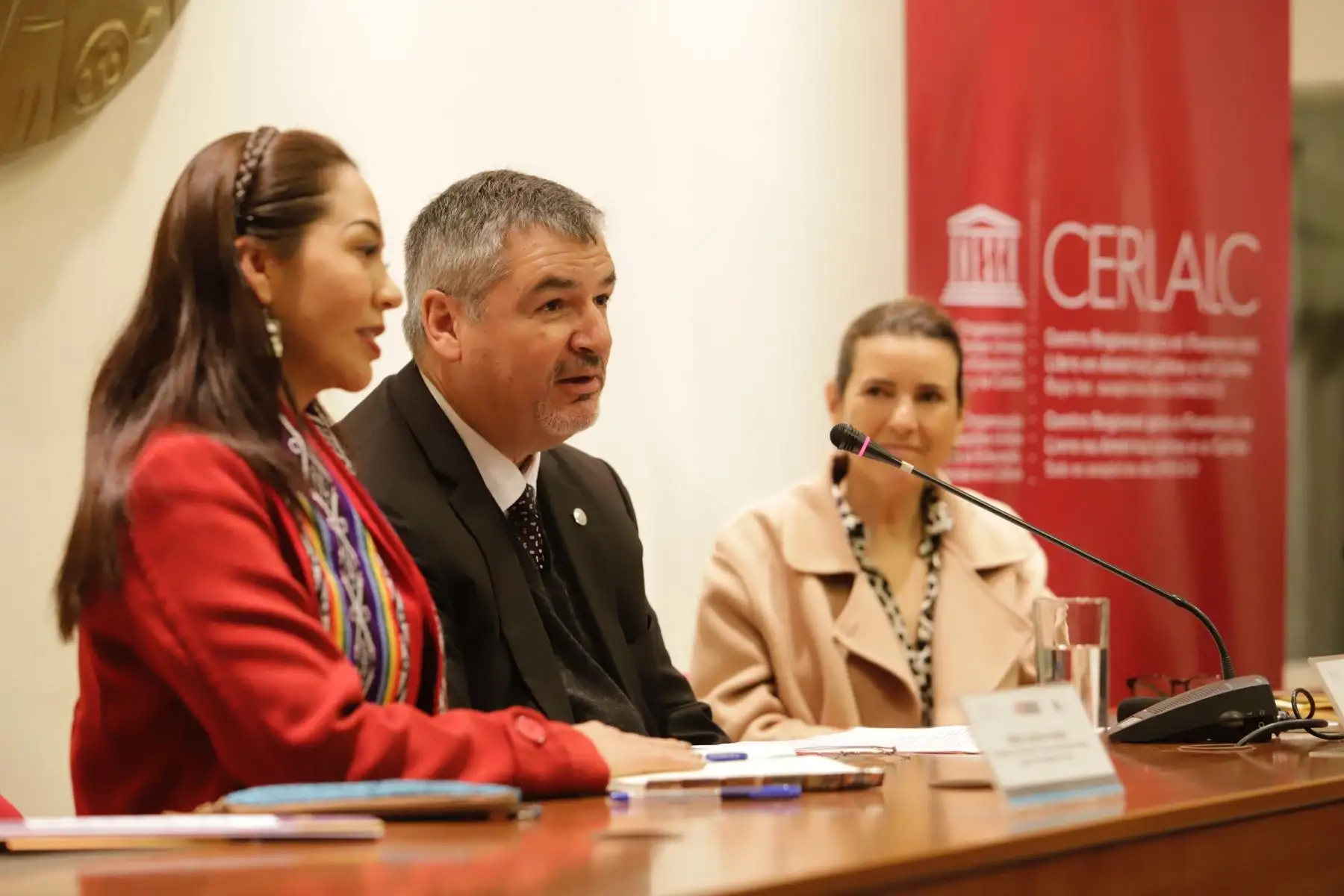 El ministro de Cultura Luis Jaime Castillo participa en la ceremonia de clausura del VII Encuentro de la Red Iberoamericana de Responsables de Políticas y Planes de Lectura - REDPLANES. Lo acompañan la directora de  CERLALC, Marianne Ponsford y NellyCuadros, presidenta de la Comisión de Cultura y Patrimonio Cultural del Congreso de la República.
Foto: Cortesía Mincul