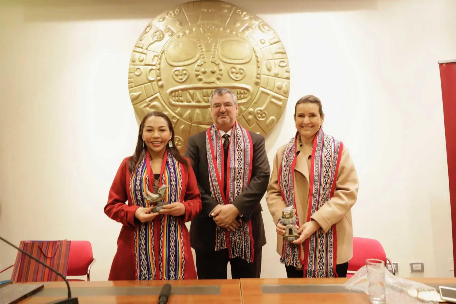 El ministro de Cultura Luis Jaime Castillo participa en la ceremonia de clausura del VII Encuentro de la Red Iberoamericana de Responsables de Políticas y Planes de Lectura - REDPLANES. Lo acompañan la directora de  CERLALC, Marianne Ponsford y NellyCuadros, presidenta de la Comisión de Cultura y Patrimonio Cultural del Congreso de la República.
Foto: Cortesía Mincul