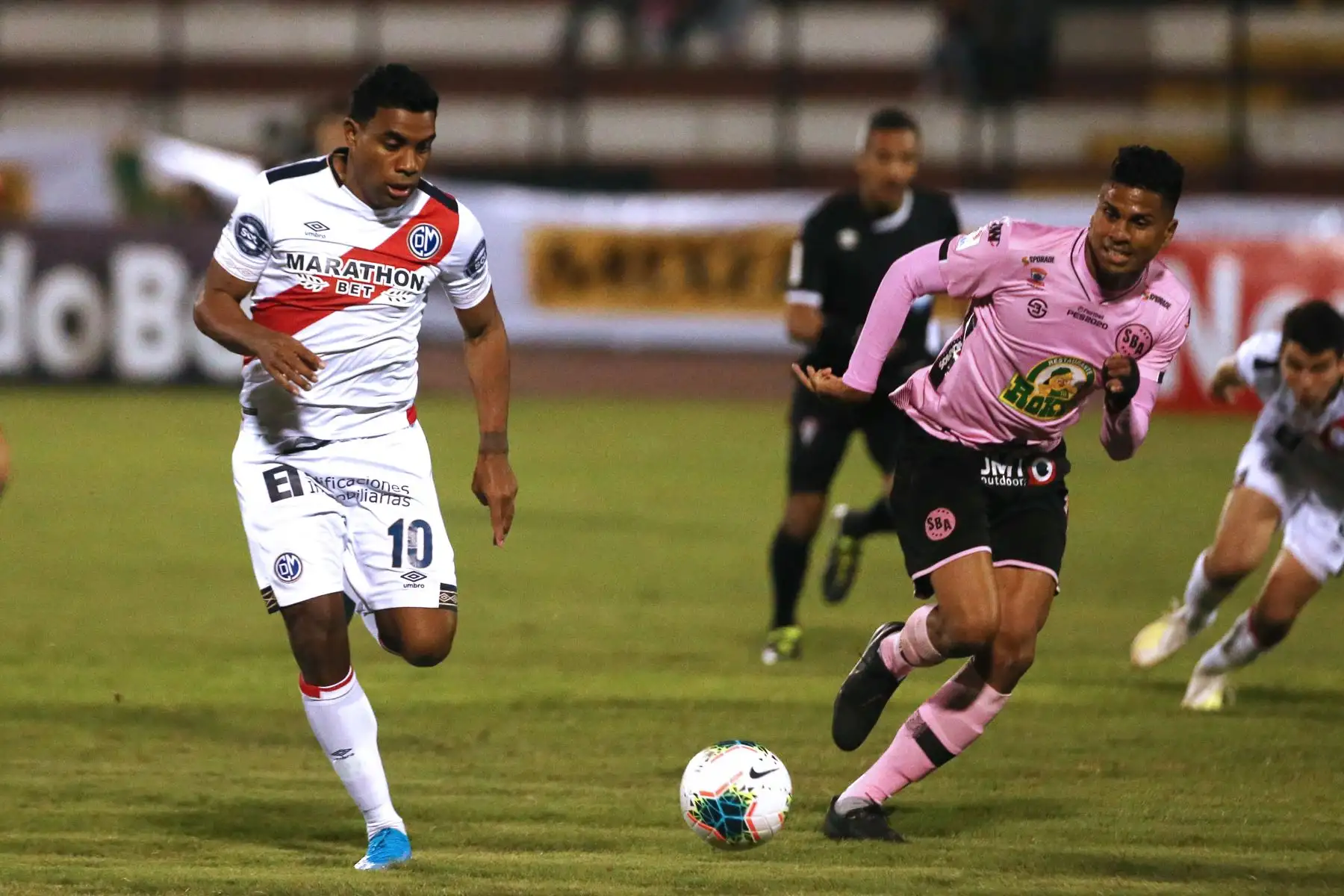 Ricardo Buitrago de Sport Boys vs. Piero Ratto de Deportivo Municipal juegan por la fecha 6 del Torneo Clausura. Foto: ANDINA/Vidal Tarqui
