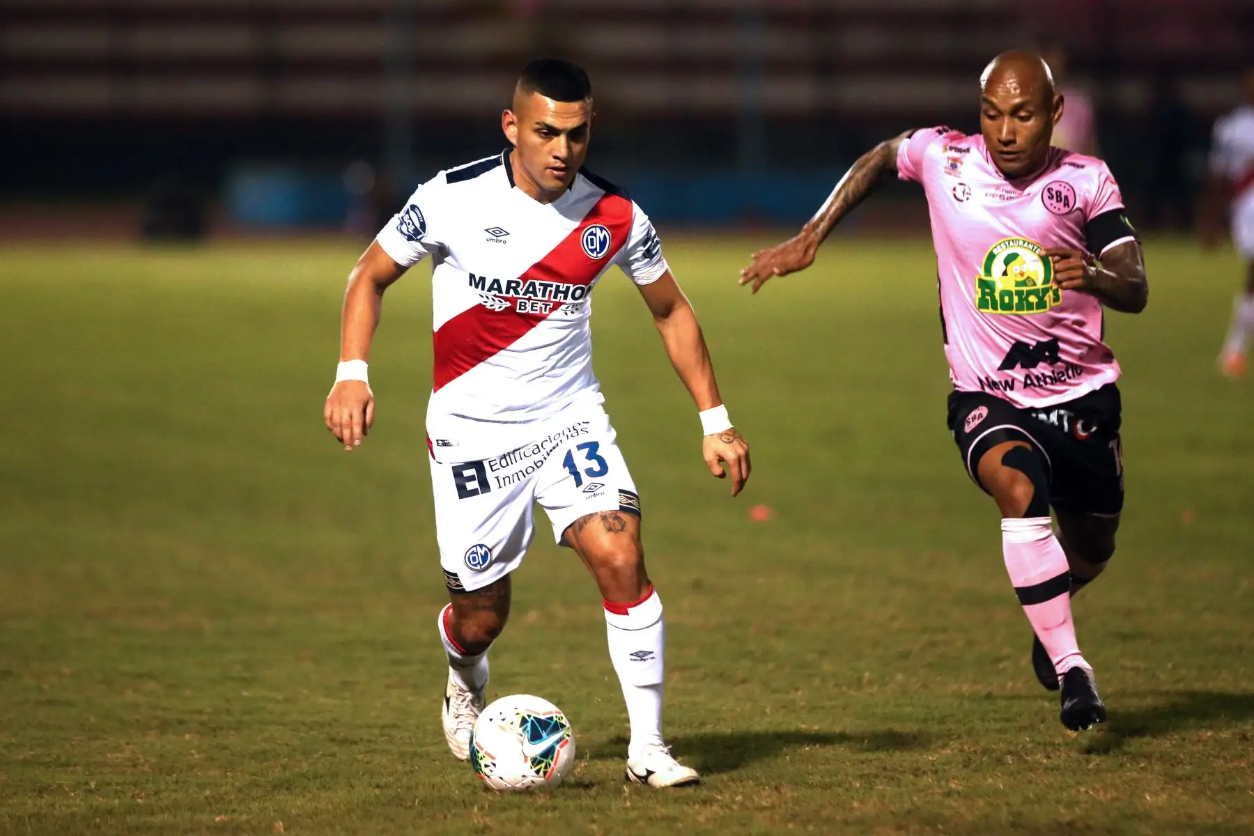 Adán Balbin Sport Boys vs. Eduardo Rabarial de Deportivo Municipal juegan por la fecha 6 del Torneo Clausura. Foto: ANDINA/Vidal Tarqui