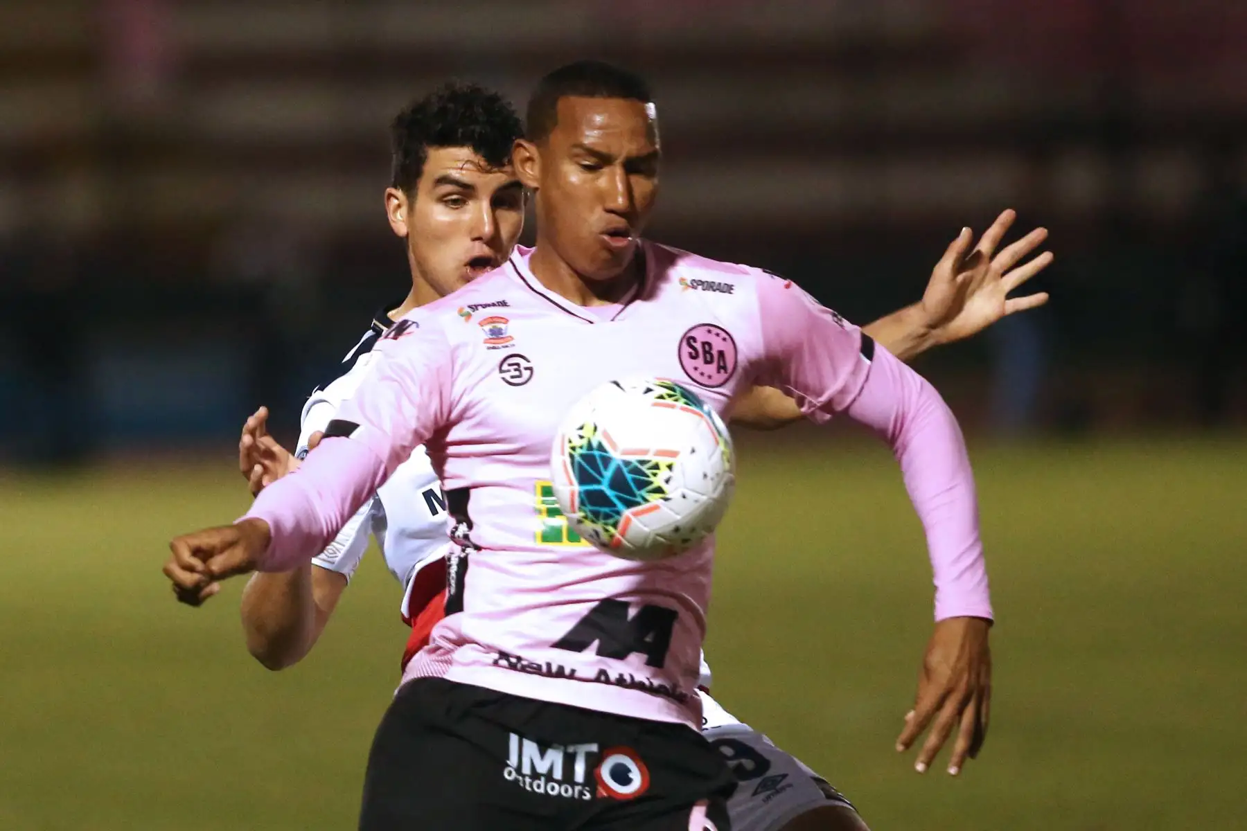 Adán Balbin de Sport Boys vs. Juan Succar de Deportivo Municipal juegan por la fecha 6 del Torneo Clausura. Foto: ANDINA/Vidal Tarqui